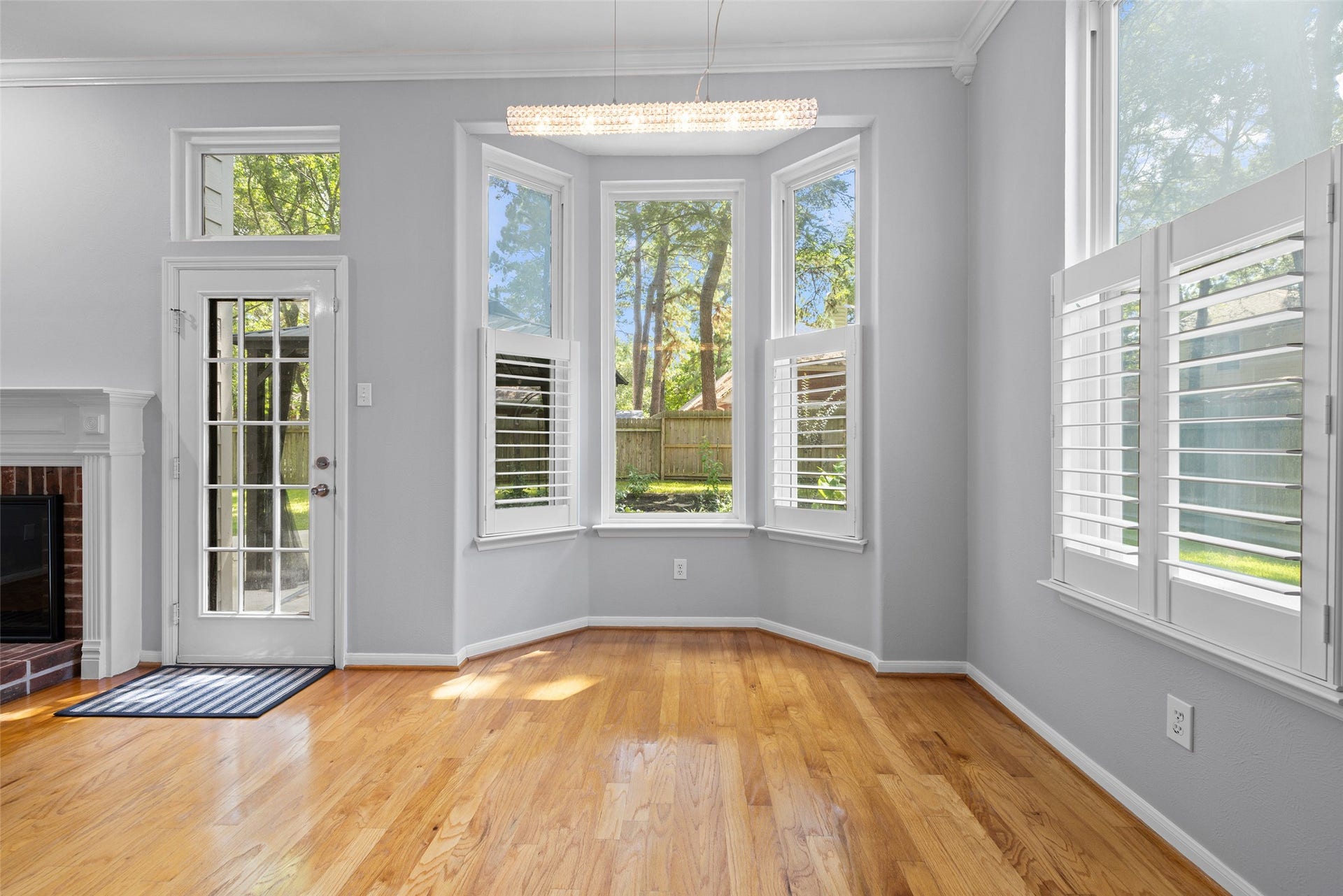 21 Long Hearth Place, The Woodlands, TX 77382 Breakfast Area Convenient everyday dining with backyard views.