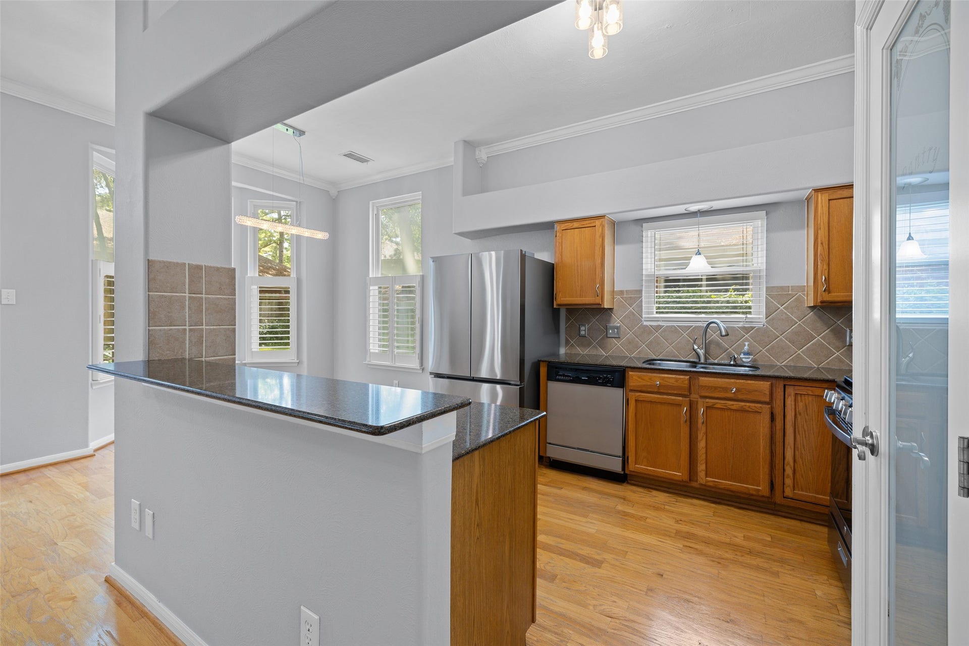 21 Long Hearth Place, The Woodlands, TX 77382 Kitchen Open layout overlooking the family room and breakfast area.