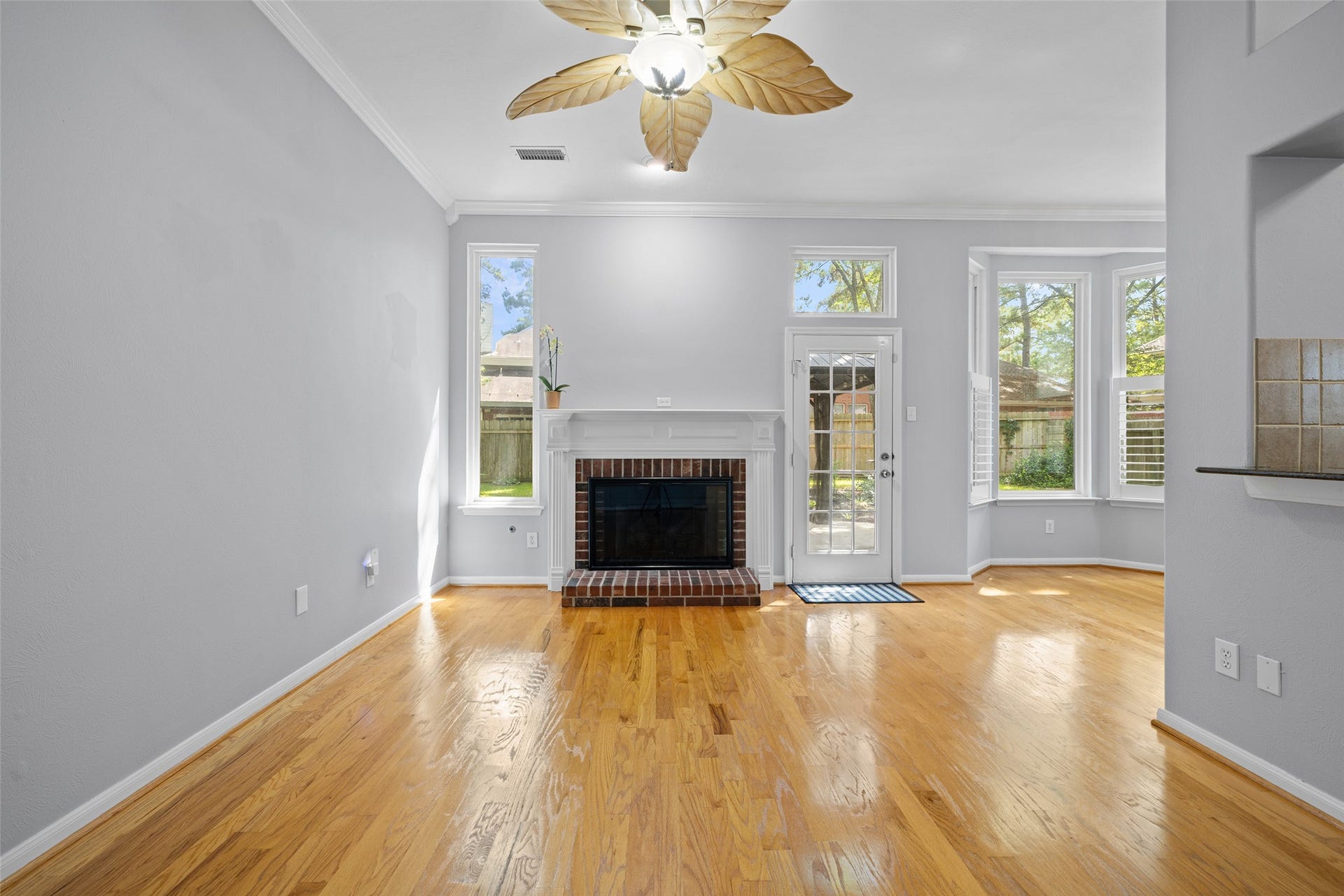 21 Long Hearth Place, The Woodlands, TX 77382 Family Room Gas log fireplace and open connection to the kitchen and breakfast area.