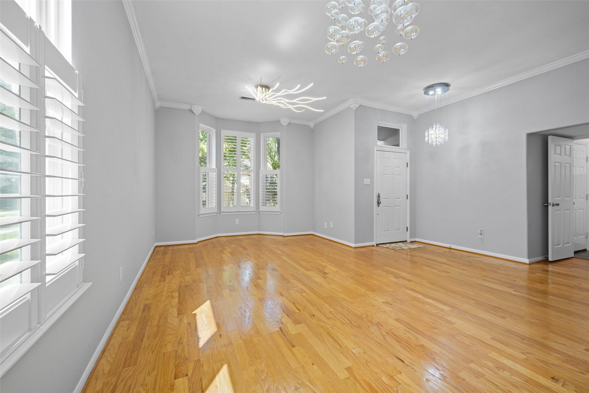 21 Long Hearth Place, The Woodlands, TX 77382 Flexible Living Open front living area adaptable for formal dining, a home office, sitting area, or hobbies.