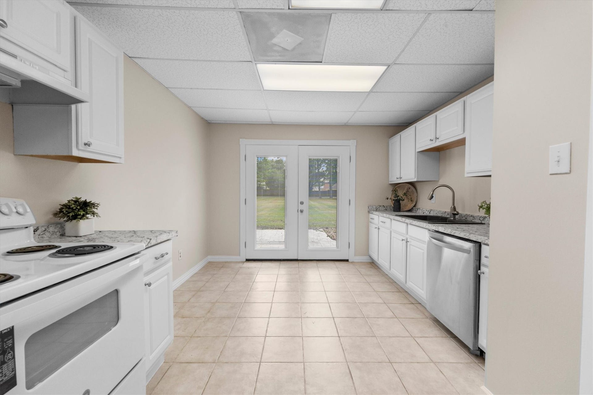 7119 Poole Road, Spring, TX 77379 The guest house has a full kitchen. Granite, cabinets and paint were recently updated.