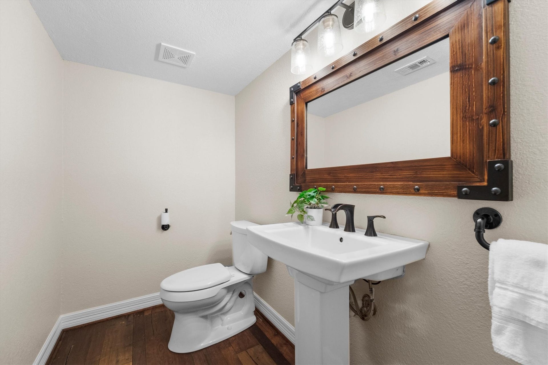 7119 Poole Road, Spring, TX 77379 The downstairs half bath.