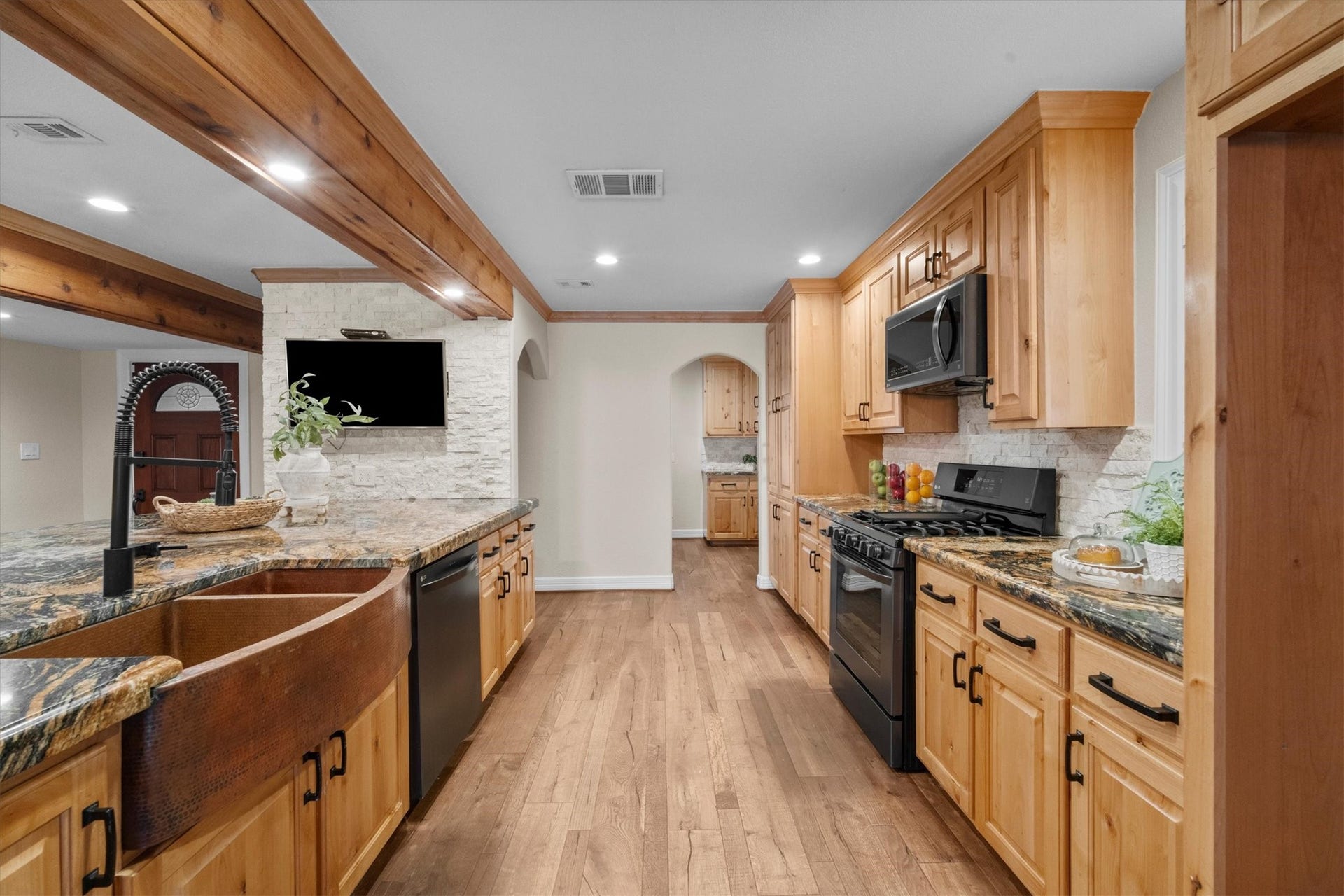 7119 Poole Road, Spring, TX 77379 The stunning copper apron-front sink is the perfect accent piece to bring character to this charming kitchen, beautifully complementing the granite countertops.