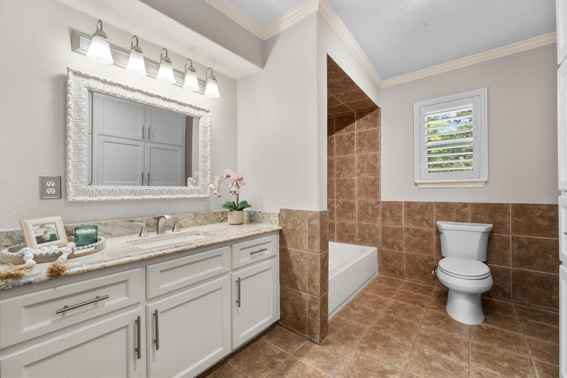 7119 Poole Road, Spring, TX 77379 The upstairs secondary bathroom is convenient to the secondary bedrooms and has plenty of storage.
