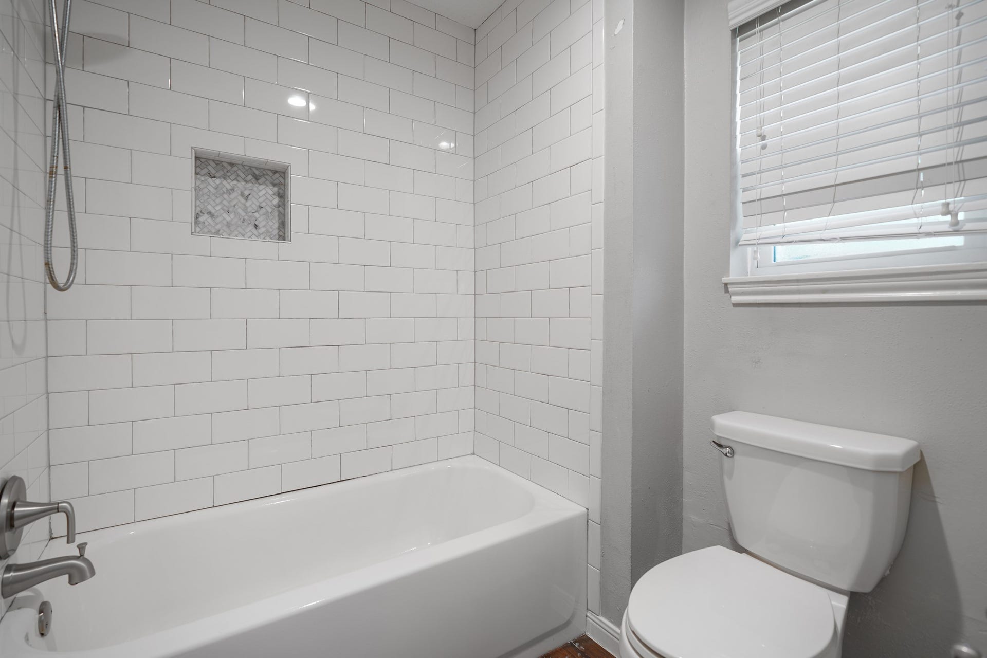 2102 Oak Shores Drive, Houston, TX 77339 Hall full bath.