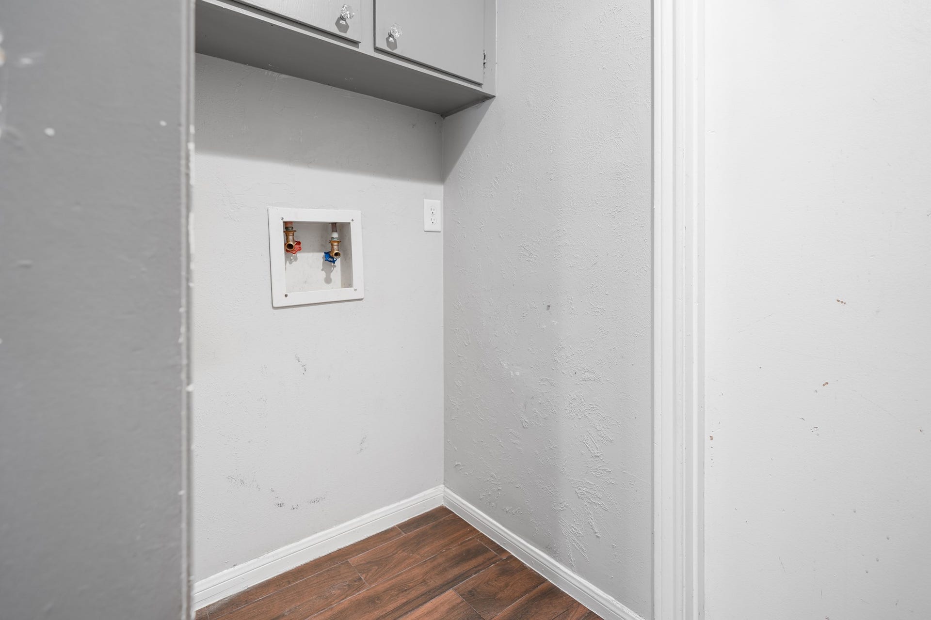 2102 Oak Shores Drive, Houston, TX 77339 Utility room in the house.