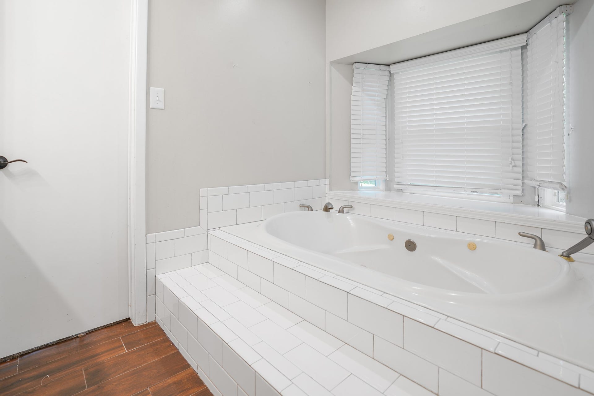 2102 Oak Shores Drive, Houston, TX 77339 Jacuzzi tub in one of the primary suites.