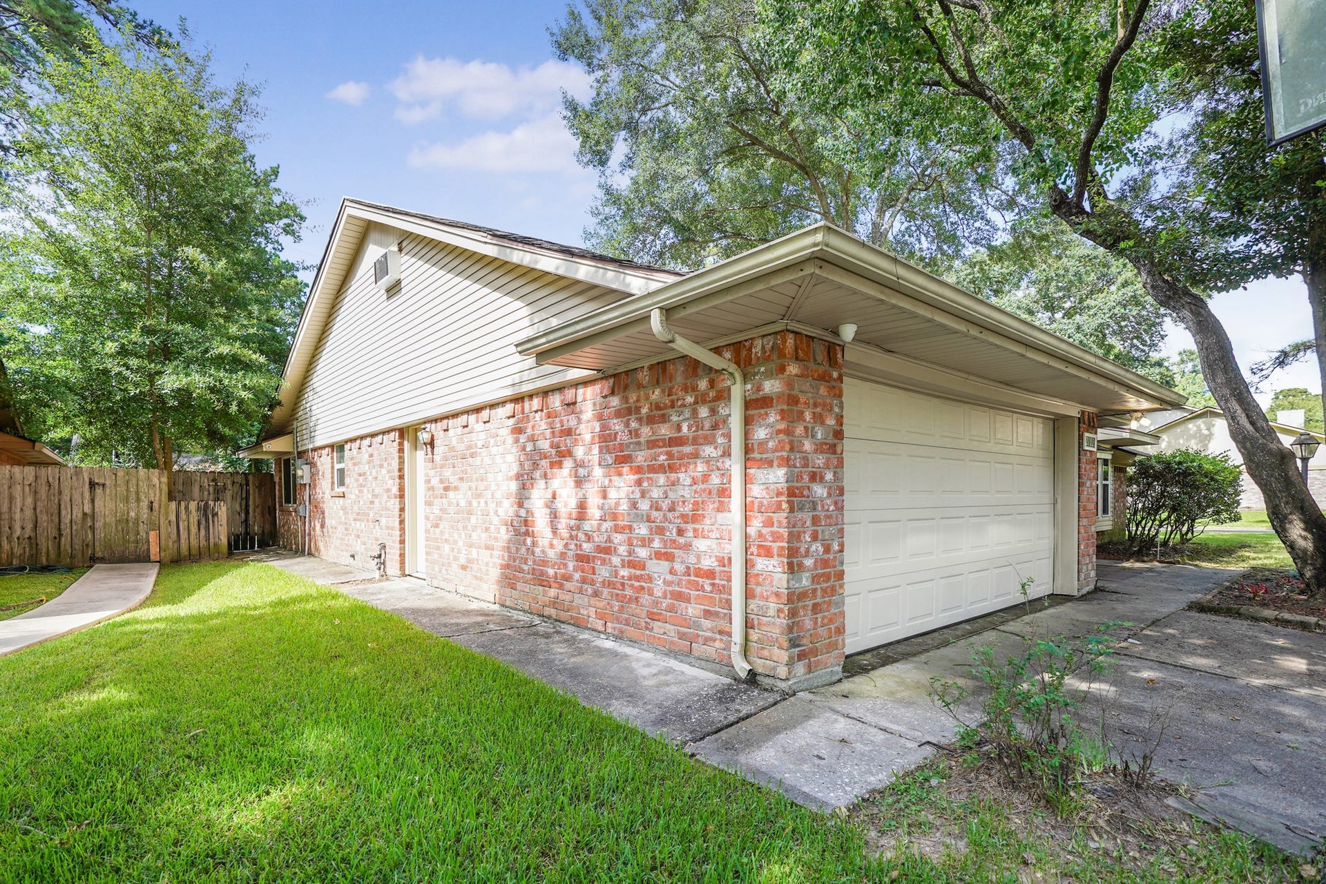 2102 Oak Shores Drive, Houston, TX 77339 Side of the home with a view of the new garage door.