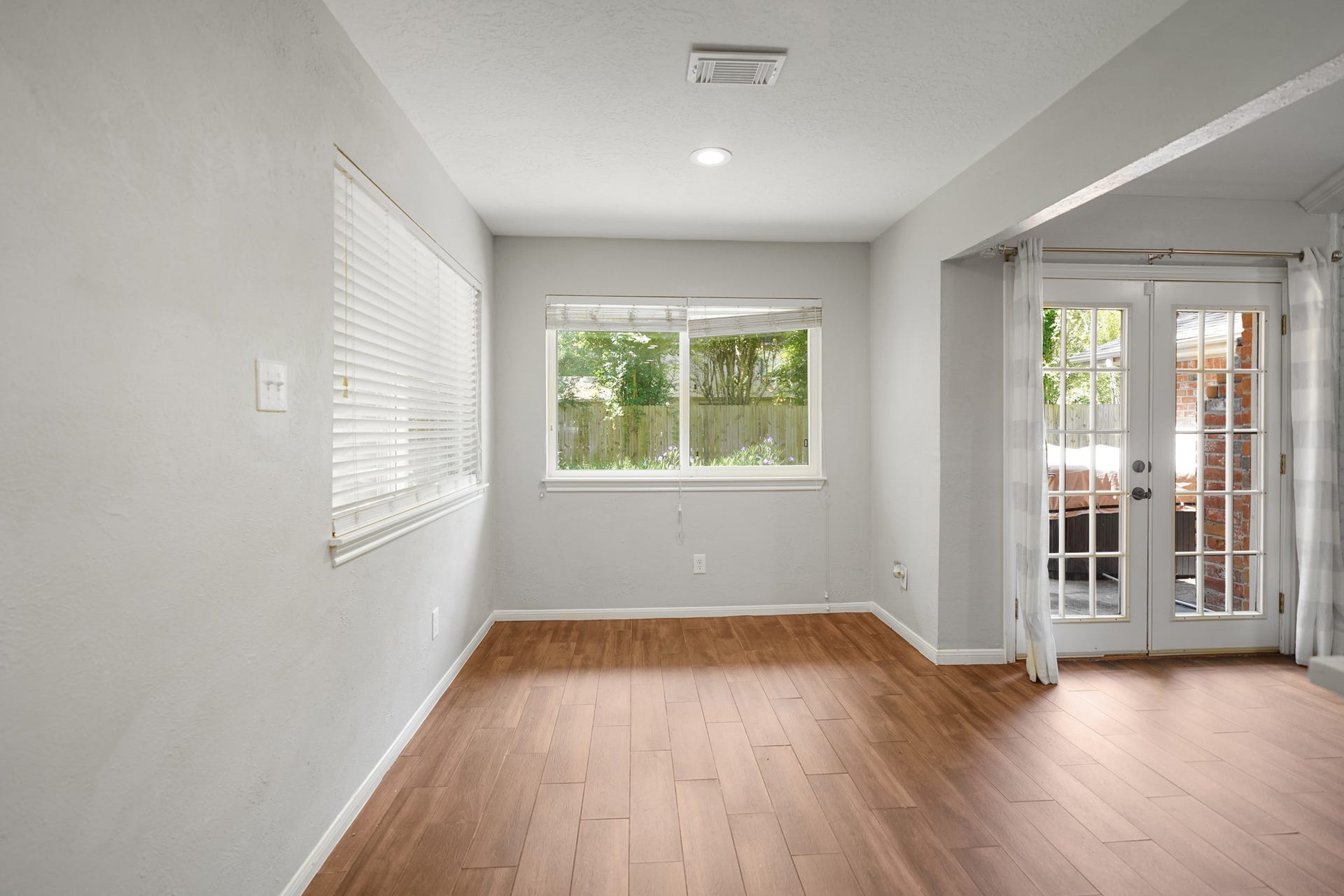 2102 Oak Shores Drive, Houston, TX 77339 Breakfast area off the kitchen looks into the backyard.