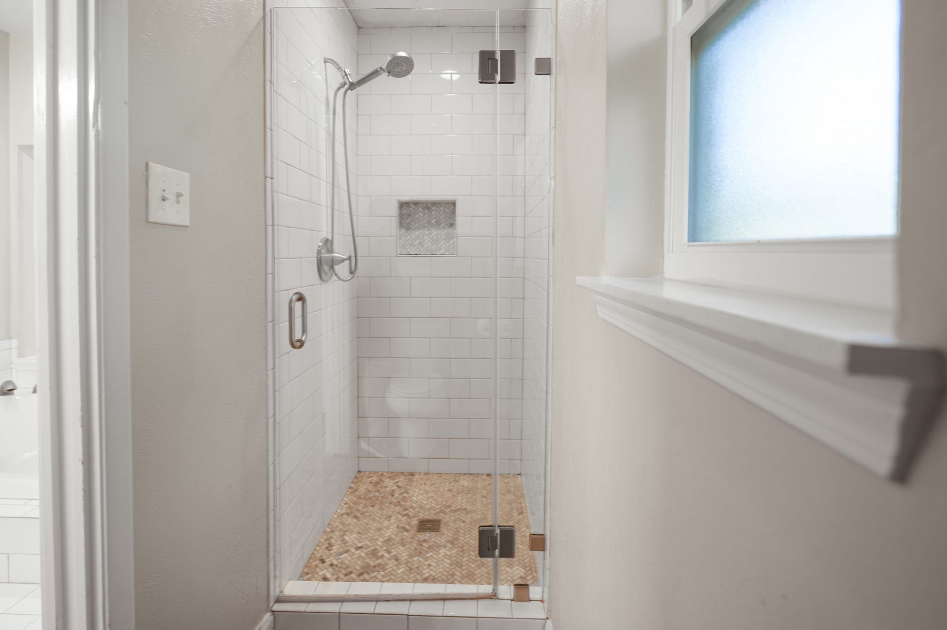2102 Oak Shores Drive, Houston, TX 77339 The primary suite with a separate shower and tub.