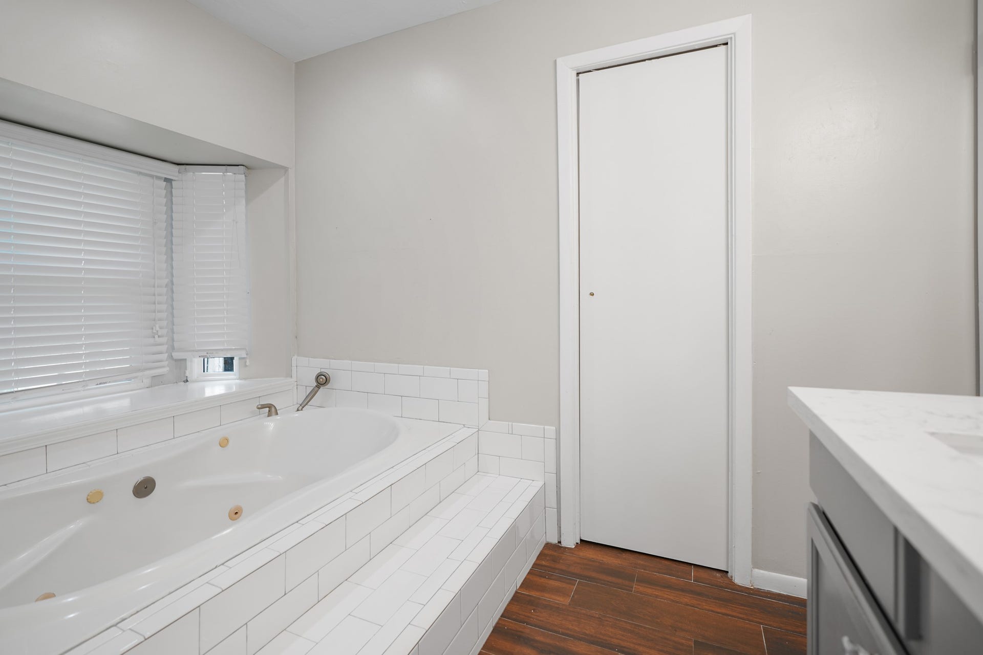2102 Oak Shores Drive, Houston, TX 77339 One of the primary bathrooms on the mail level with the jacuzzi tub.