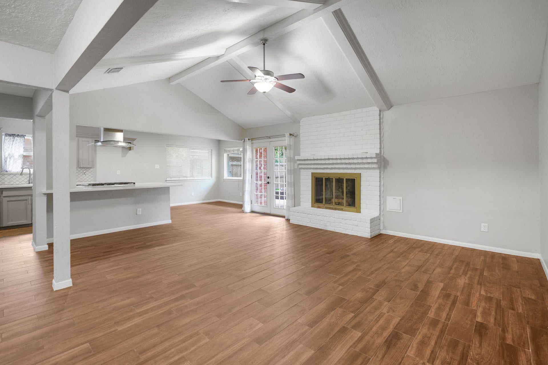 2102 Oak Shores Drive, Houston, TX 77339 Cathedral ceilings!