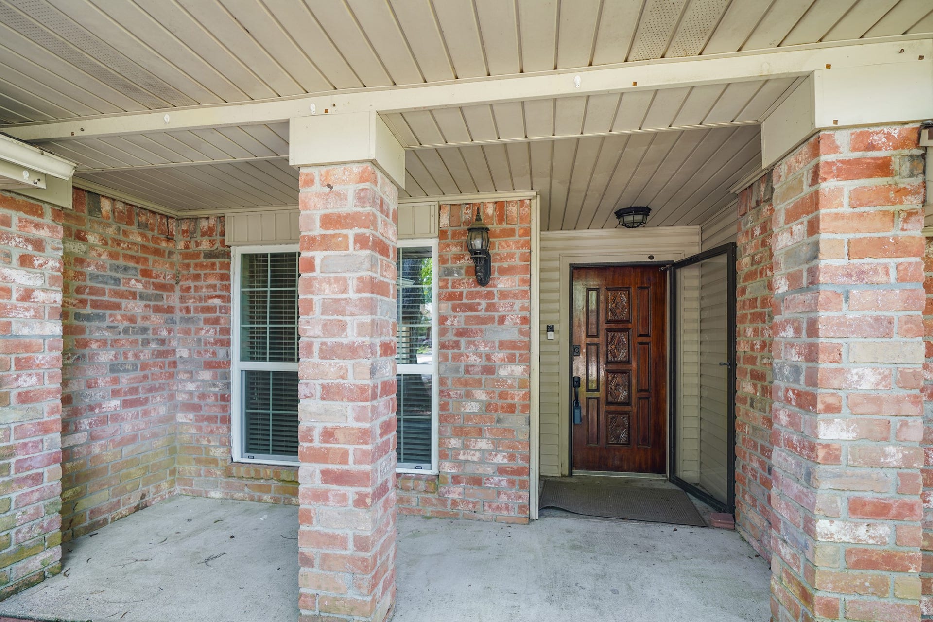 2102 Oak Shores Drive, Houston, TX 77339 Deep front porch offers an inviting entry.