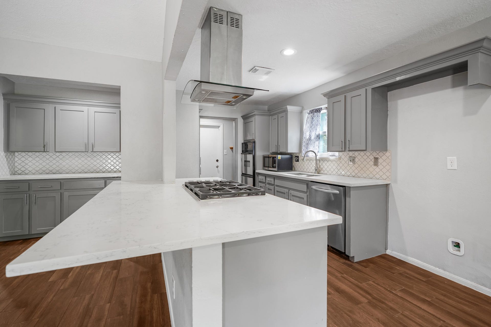 2102 Oak Shores Drive, Houston, TX 77339 Gas stove top in the island.