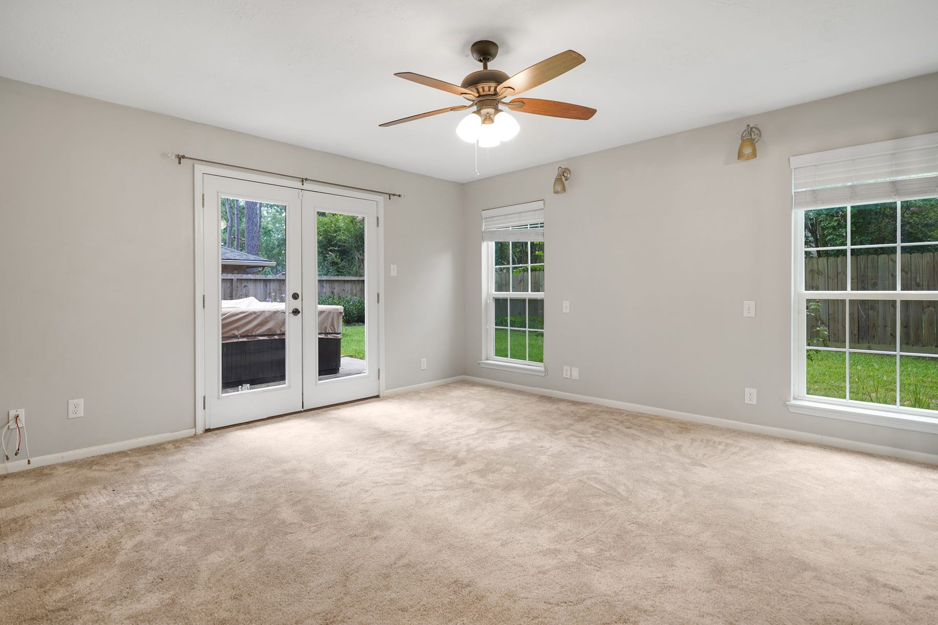 2102 Oak Shores Drive, Houston, TX 77339 Second half of one of the primary suites.