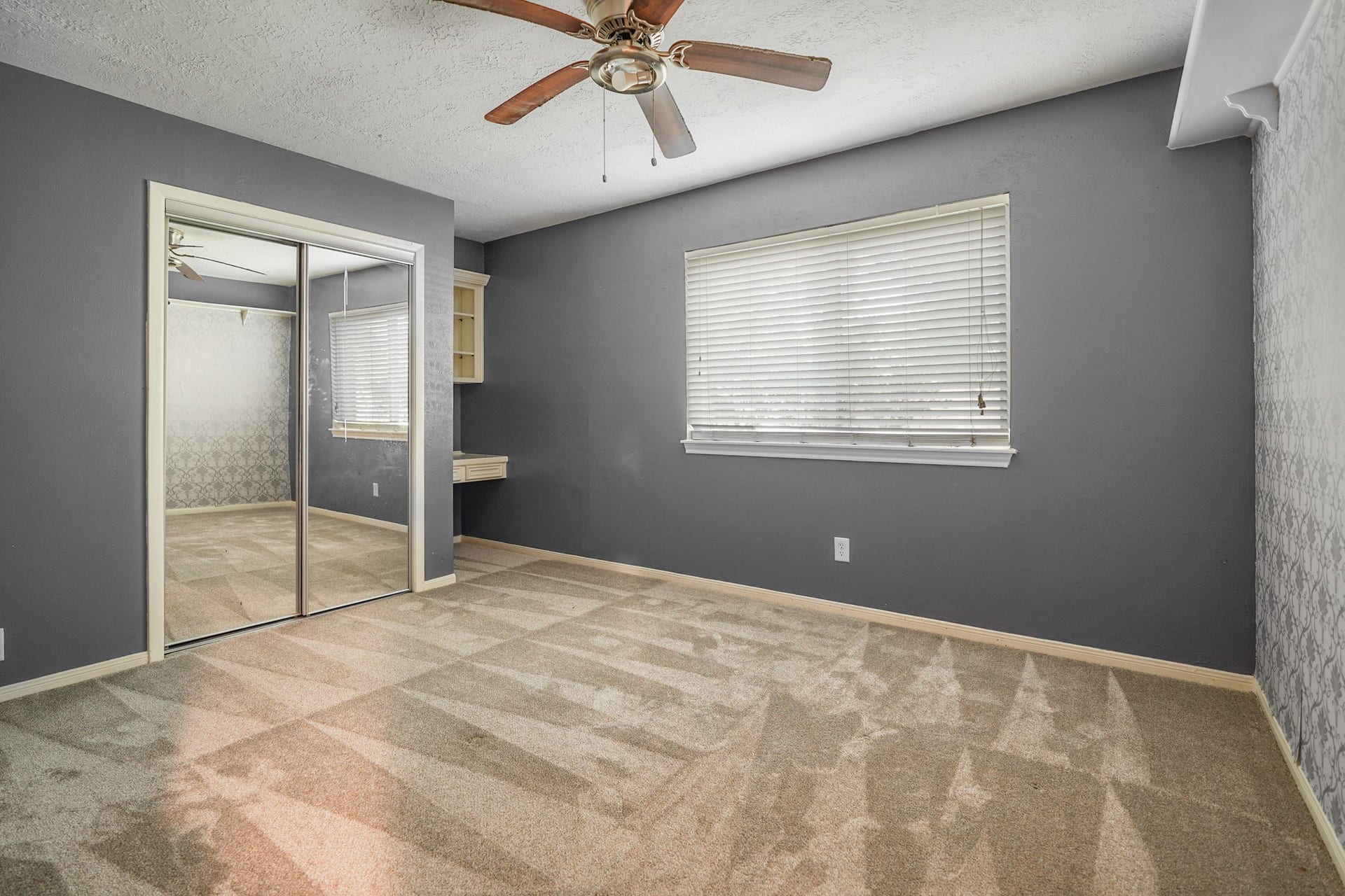 2102 Oak Shores Drive, Houston, TX 77339 Third bedroom (not a primary) on the main level of the home.