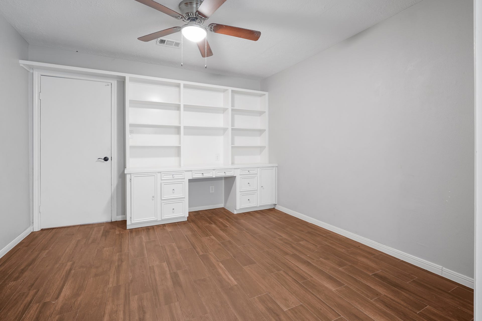 2102 Oak Shores Drive, Houston, TX 77339 The other primary bedroom on the main level. This is a great flex area that could be used as a vanity, gym, nursery or office. It has French doors that close off the other half of this primary suite.