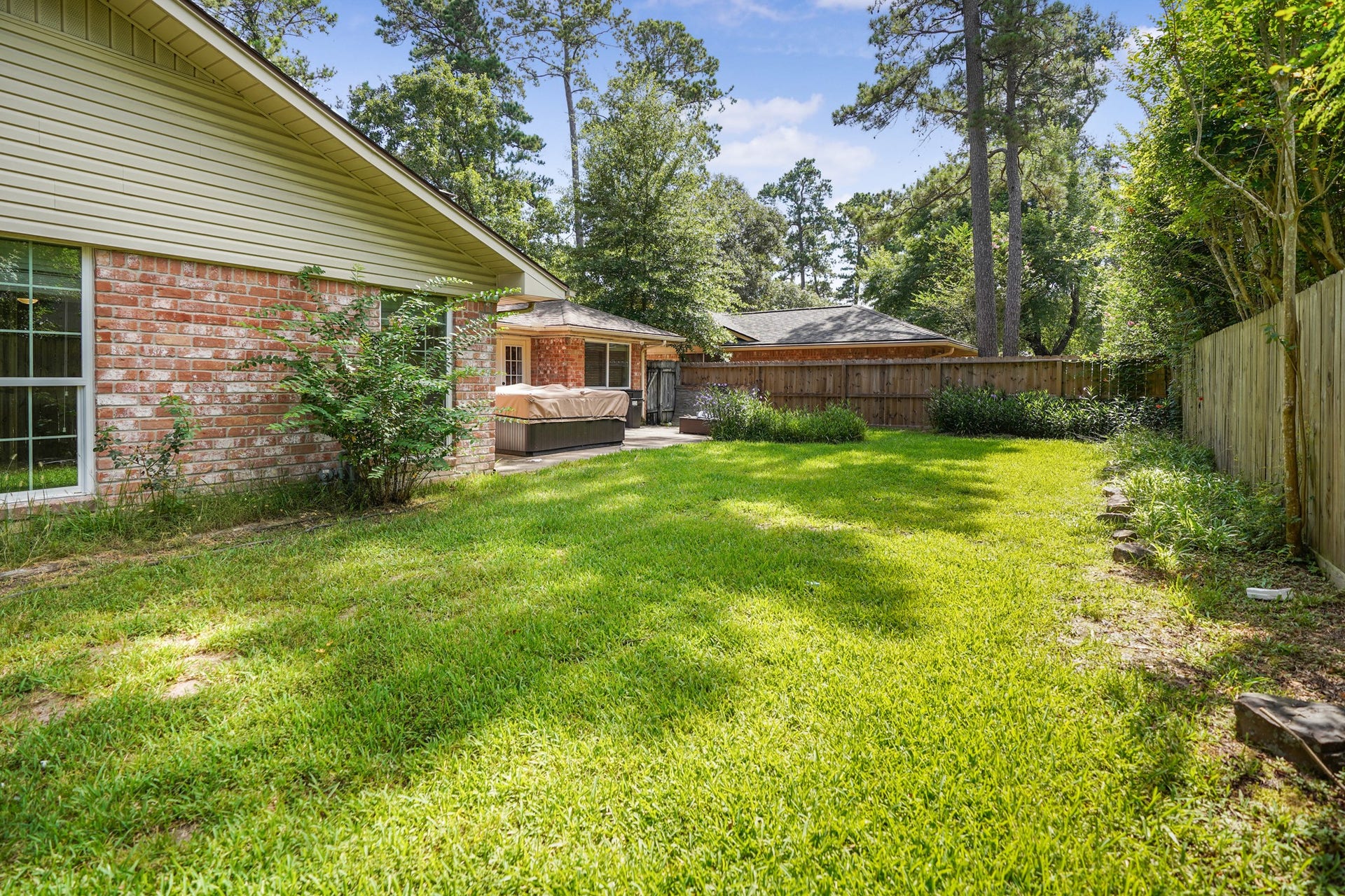 2102 Oak Shores Drive, Houston, TX 77339 Large corner lot!