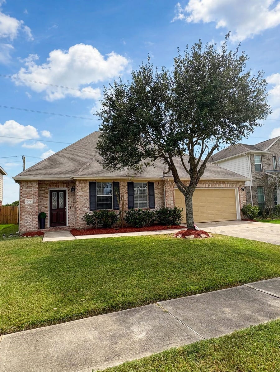 Property photo for 303 Lake Line Drive, Alvin, TX