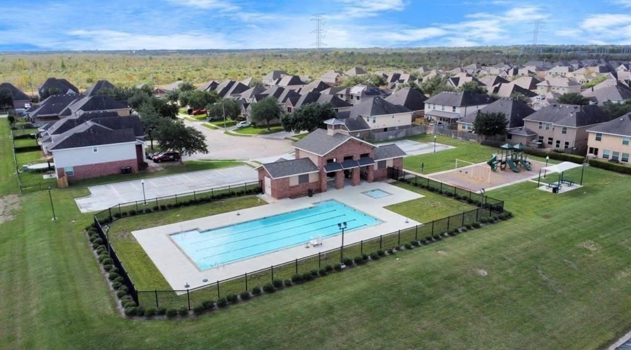 303 Lake Line Drive, Alvin, TX 77511 303 Lake Line Drive, Alvin, TX 77511