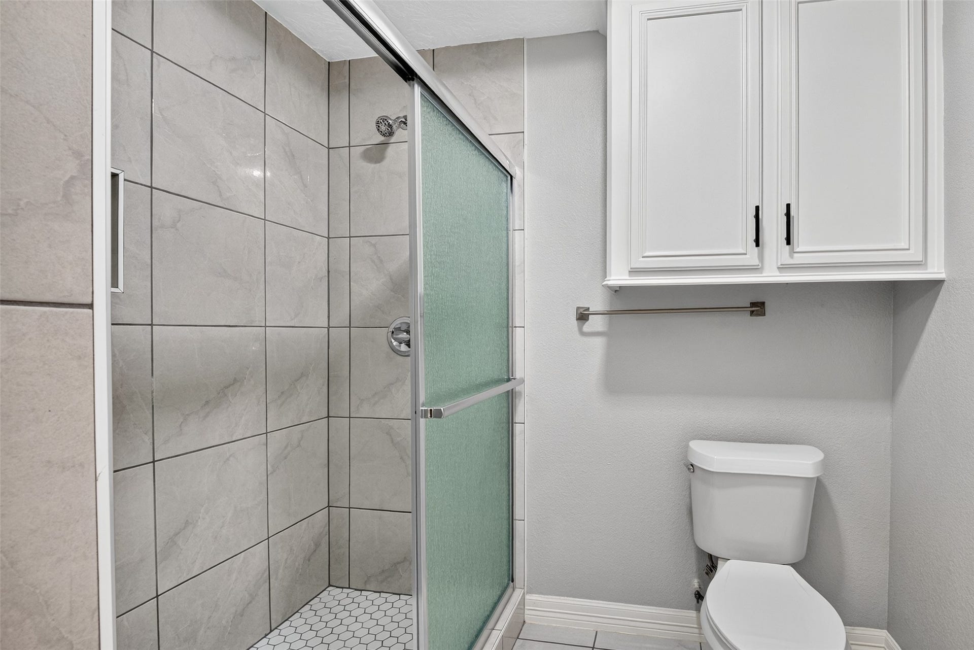803 Avenue K, South Houston, TX 77587 Primary en suite also features large walk in shower.