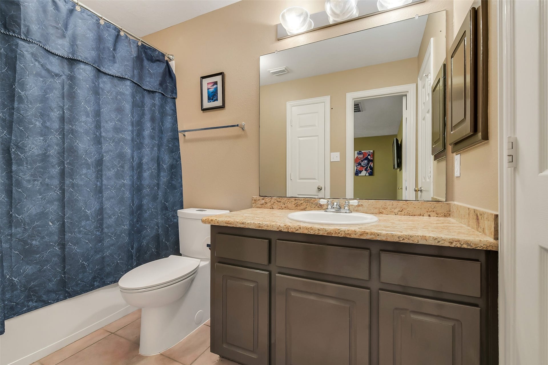 7 Larkspur Trail, The Woodlands, TX 77382 Guest Bathroom