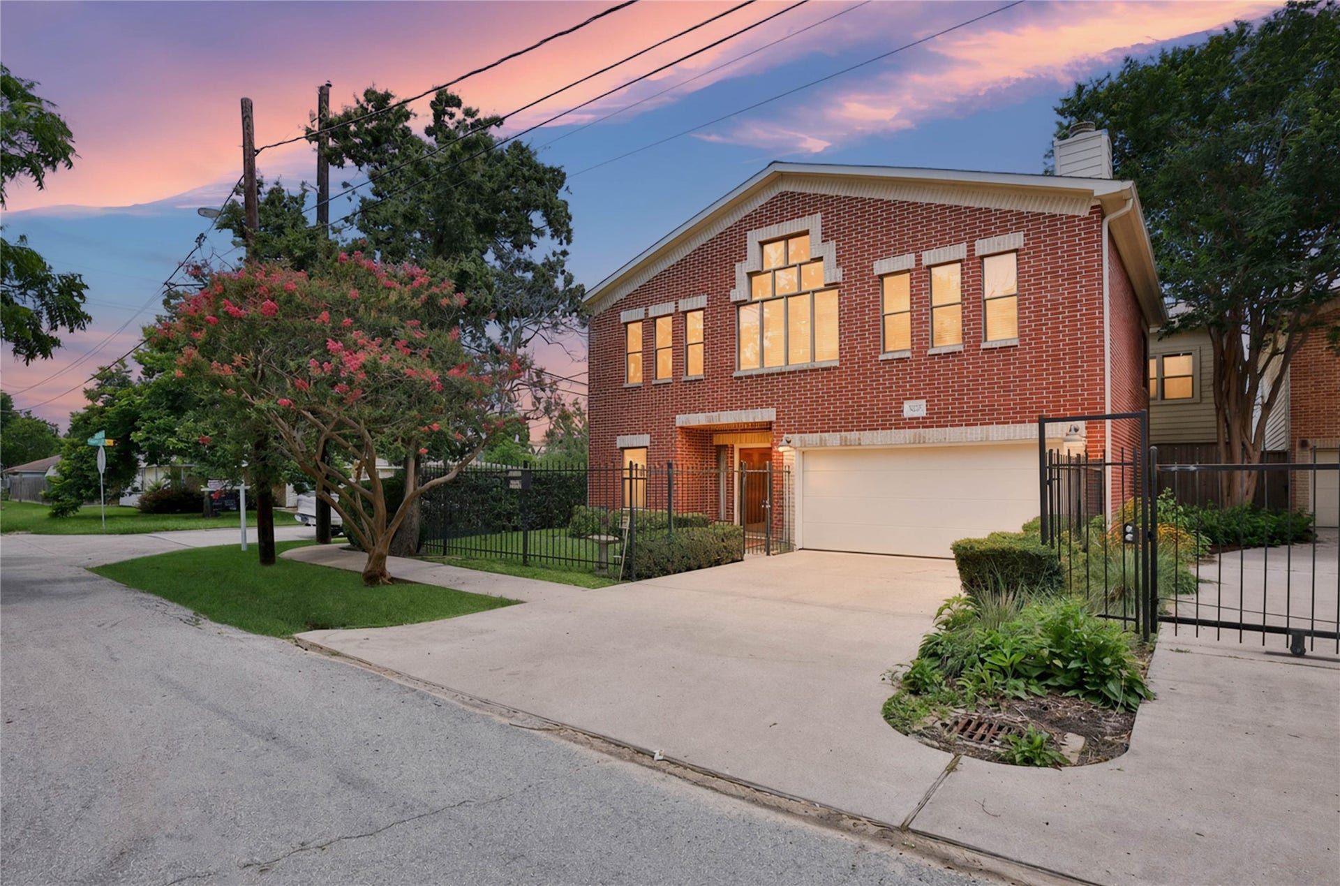 5022 Darling Street, Houston, TX 77007 Welcome home to 5022 Darling Street!
