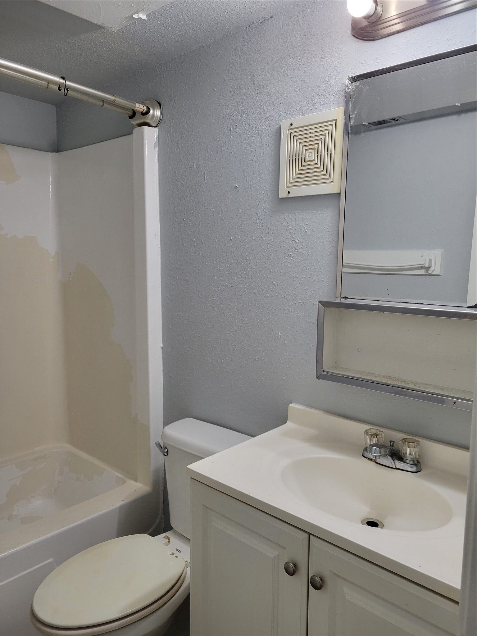 525 Laurel Street, #6, La Marque, TX 77568 Bathroom with tub and shower combo