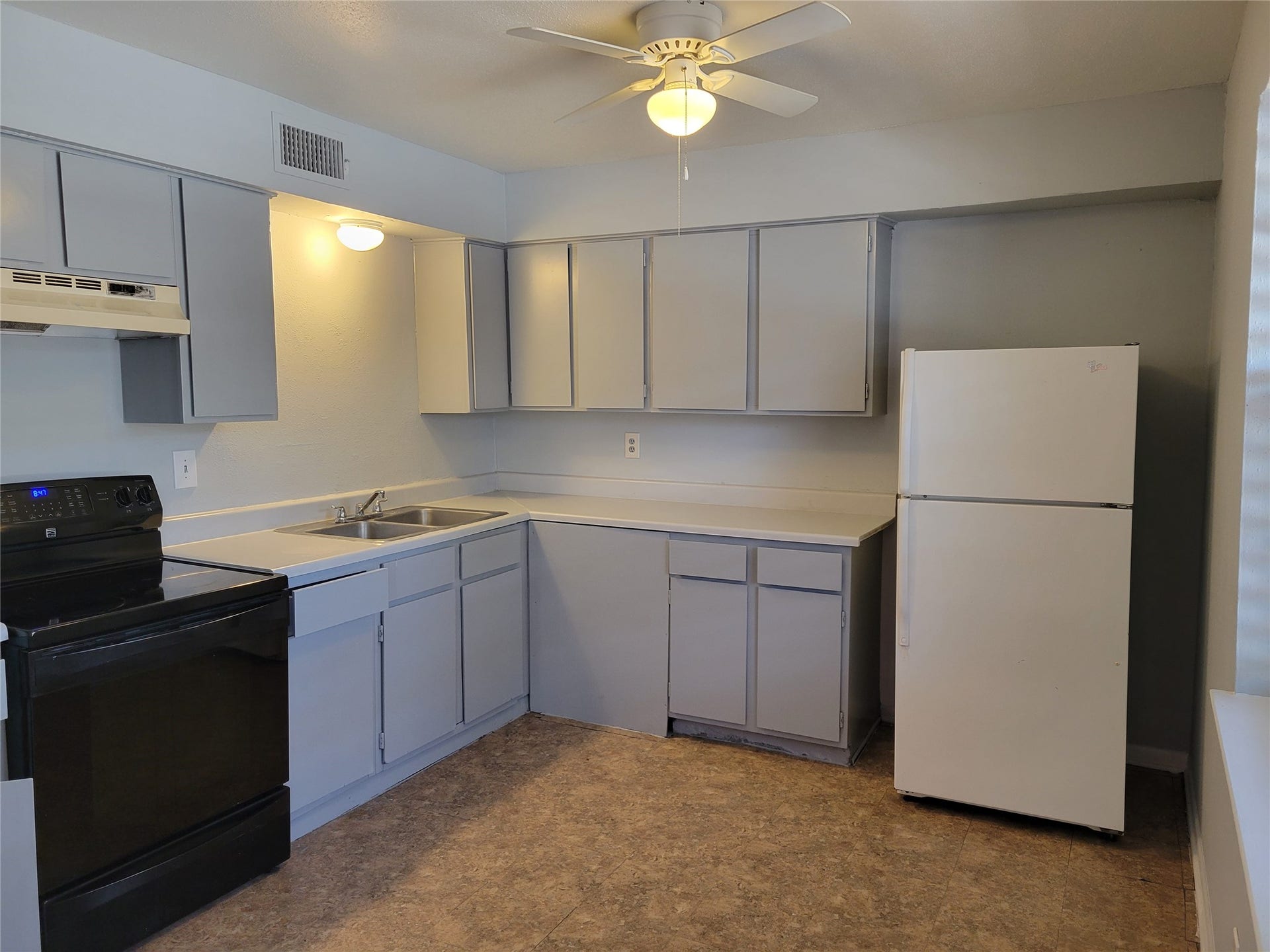 525 Laurel Street, #6, La Marque, TX 77568 kitchen