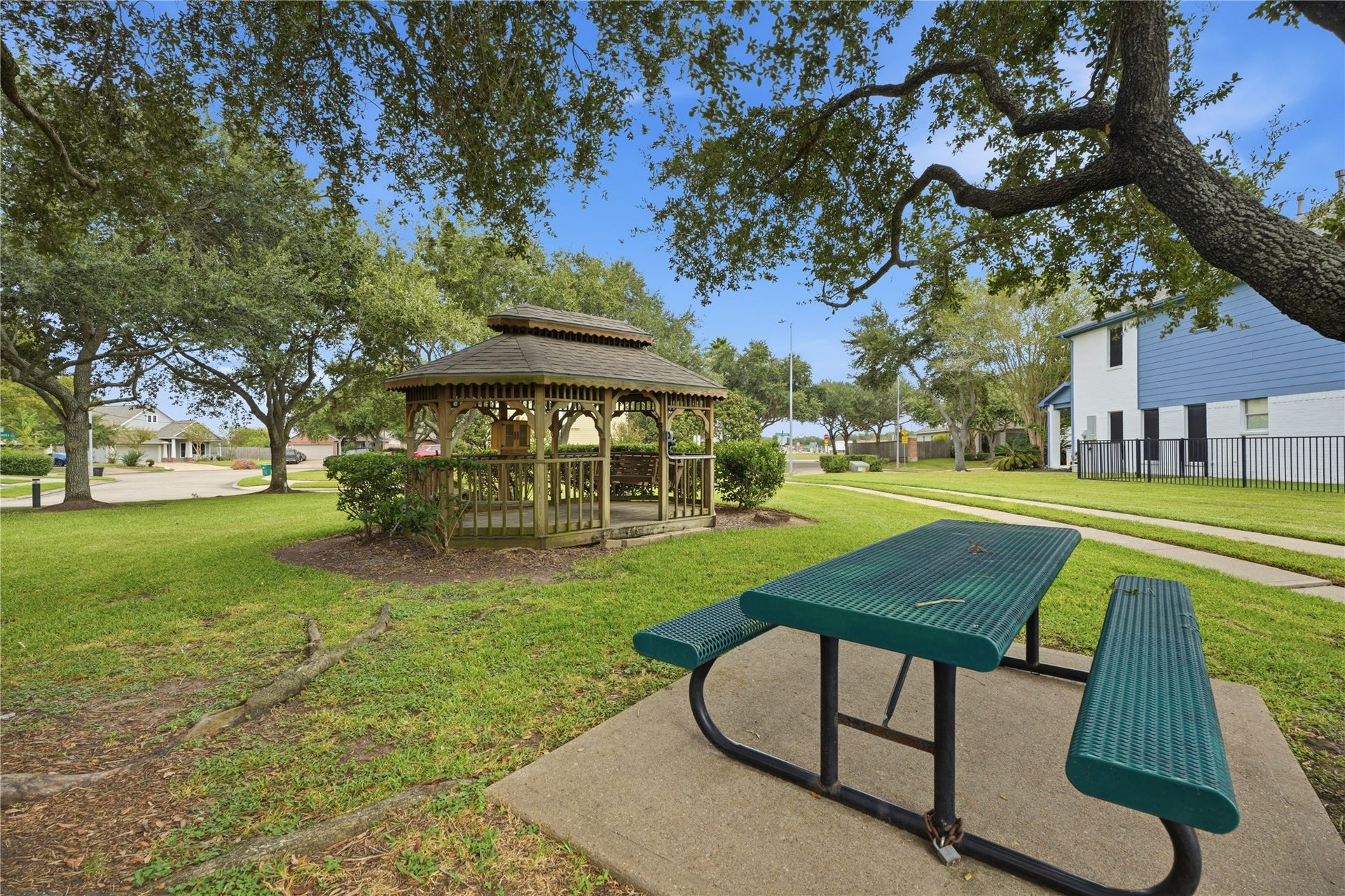 1411 Pebble Banks Lane, Seabrook, TX 77586 Neighborhood amenities include shaded picnic table under mature oak trees, a central wooden gazebo and lush green lawns along the waterfront.