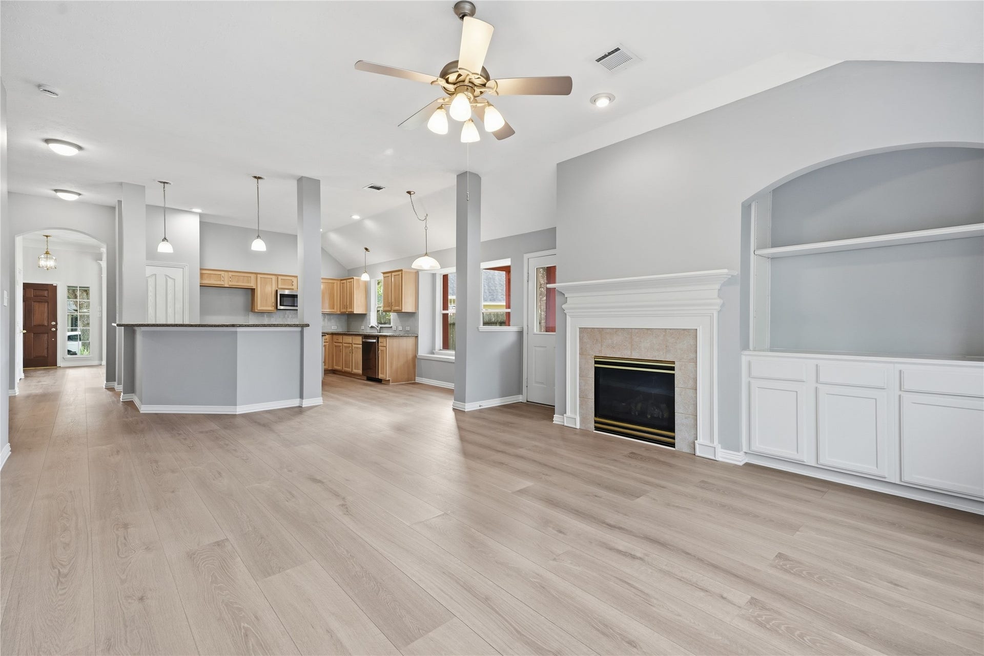 1411 Pebble Banks Lane, Seabrook, TX 77586 Expansive family room demonstrating seamless flow into the kitchen and foyer.