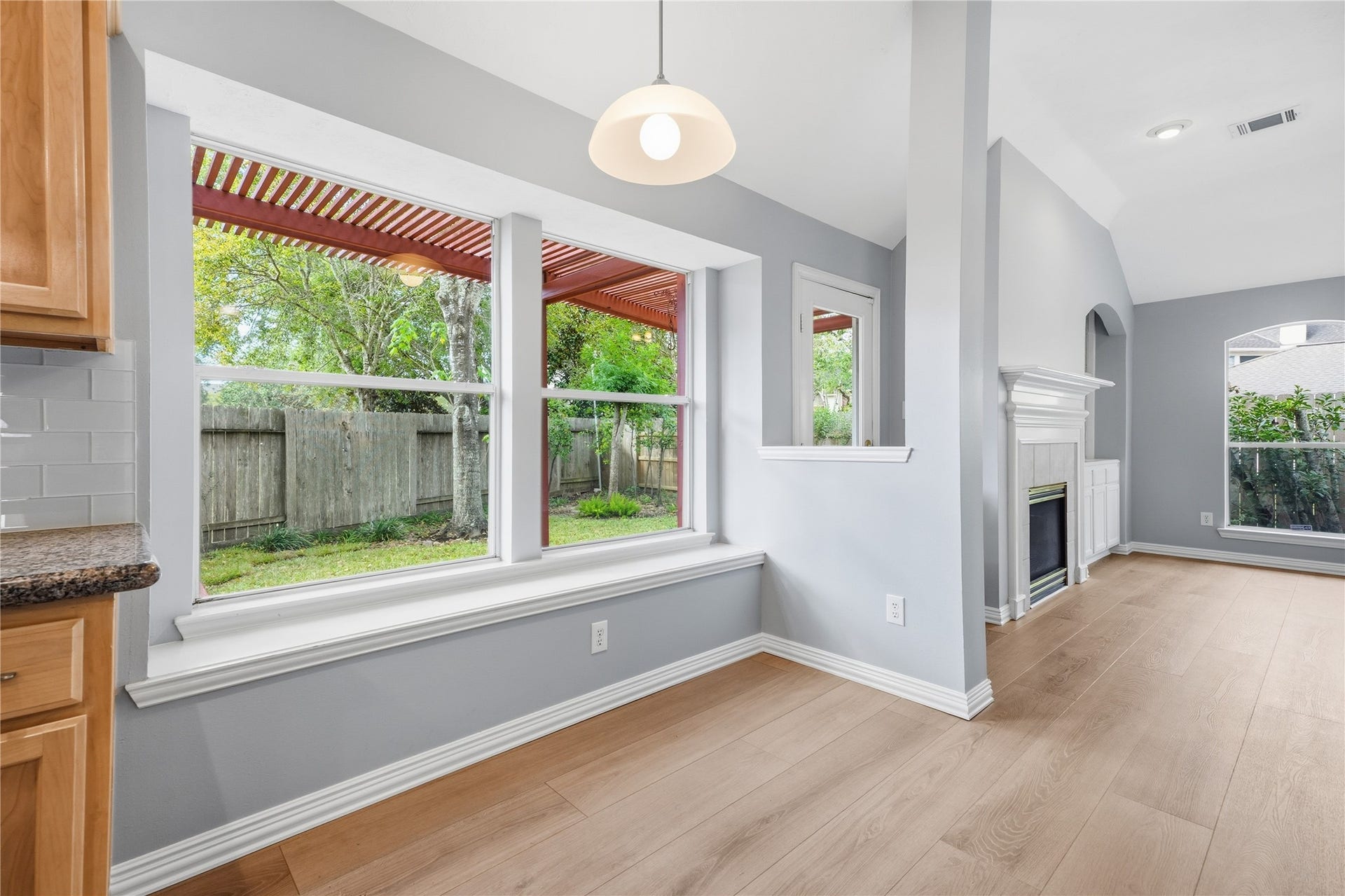1411 Pebble Banks Lane, Seabrook, TX 77586 open windows illuminate the breakfast rooms built in window seat.