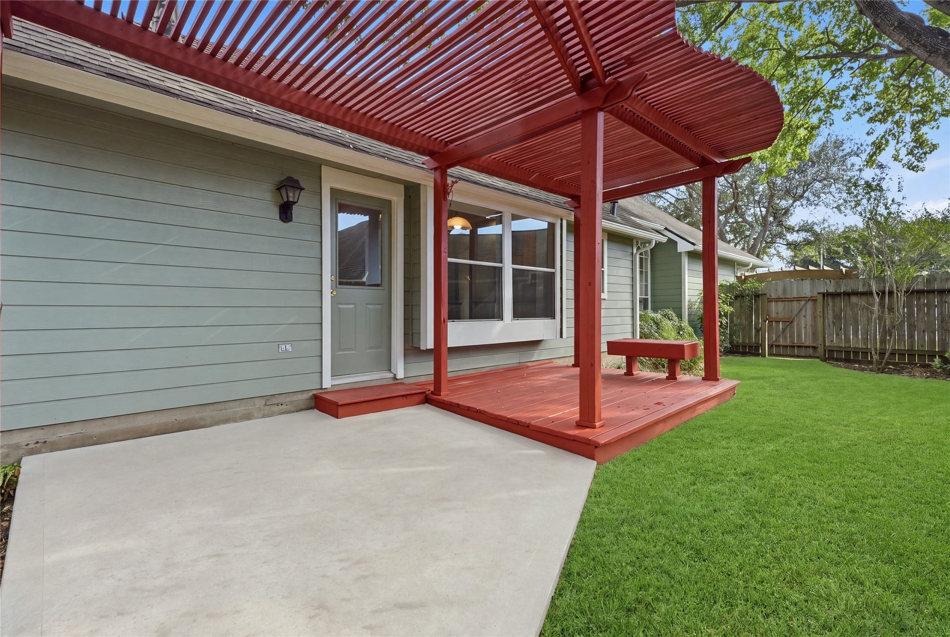 1411 Pebble Banks Lane, Seabrook, TX 77586 A nice place to enjoy dinner or morning coffee.