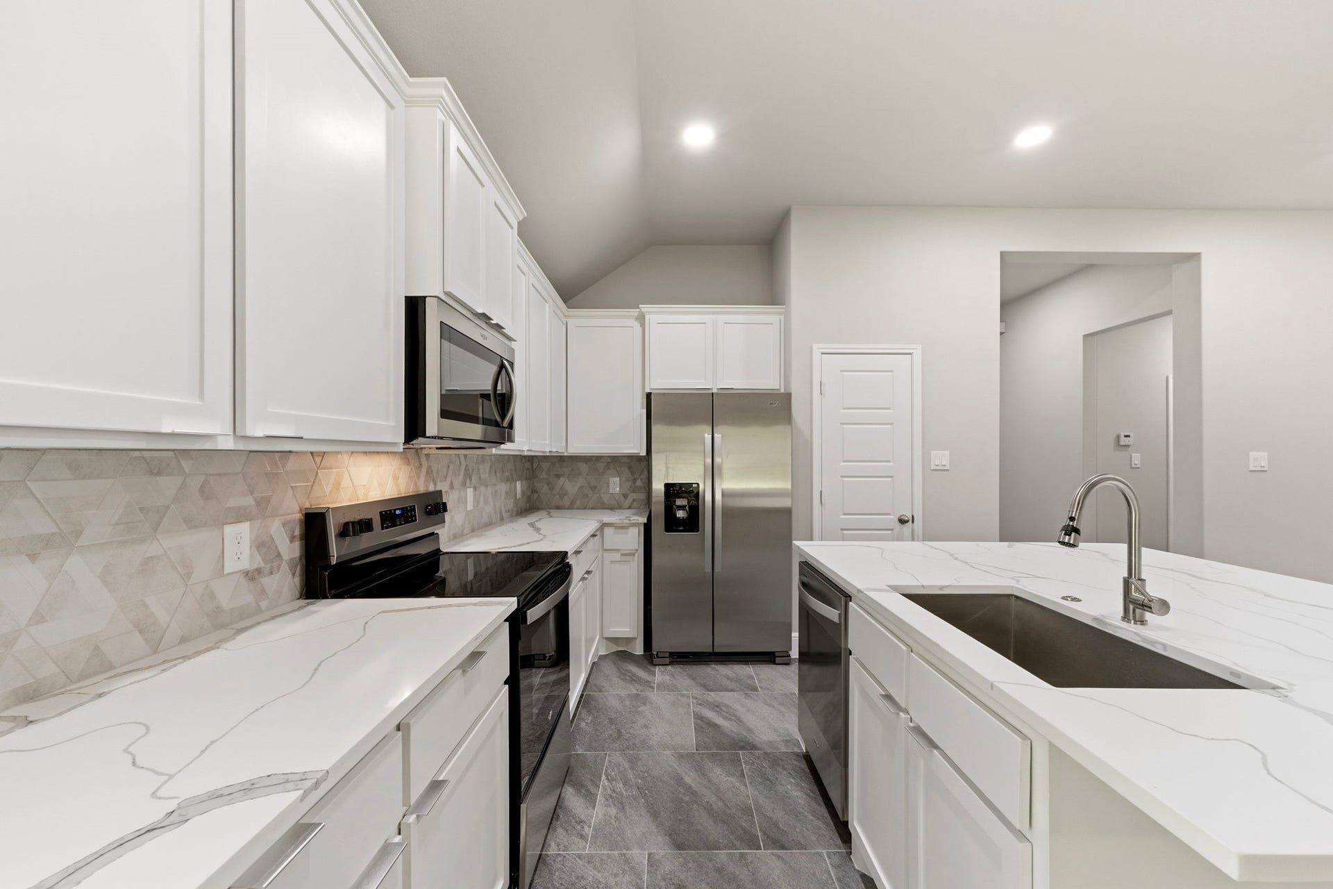 23620 Youpon Lane, Spring, TX 77389 Oversized custom cabinetry with soft close drawers, stylish ceramic tile backsplash