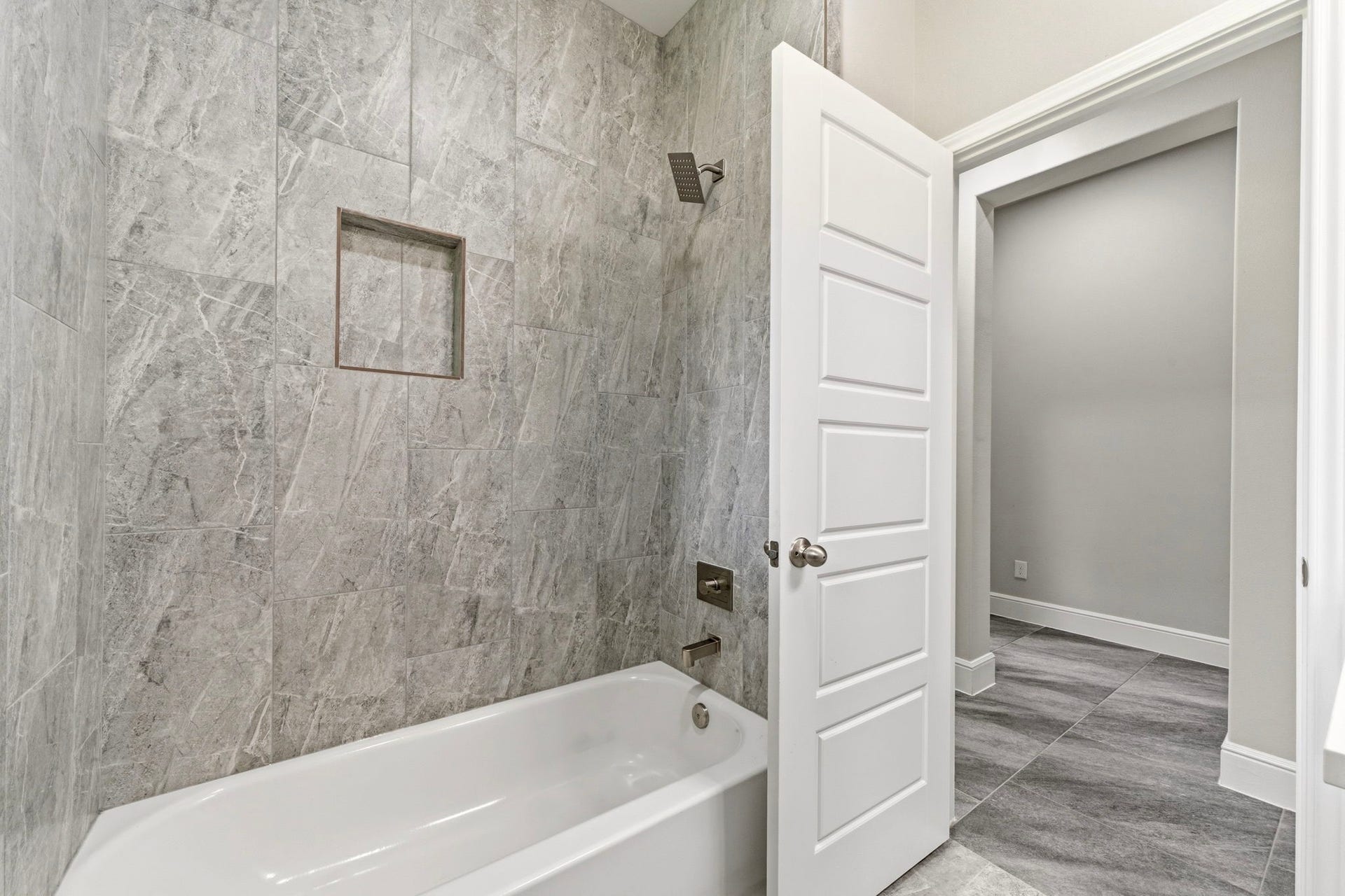 23620 Youpon Lane, Spring, TX 77389 The beautifully tiled tub and shower blends timeless style with everyday funcitionality.