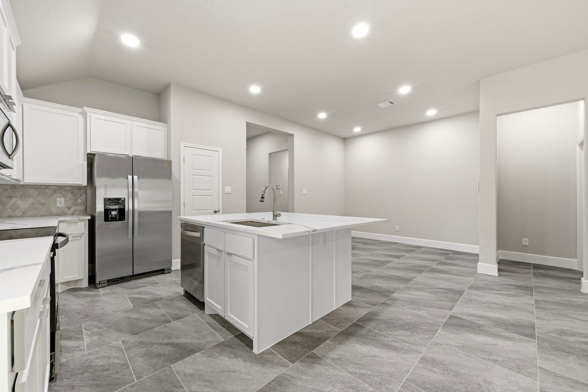 23620 Youpon Lane, Spring, TX 77389 Oversized sink, recessed lighting, stainless steel energy efficient appliances