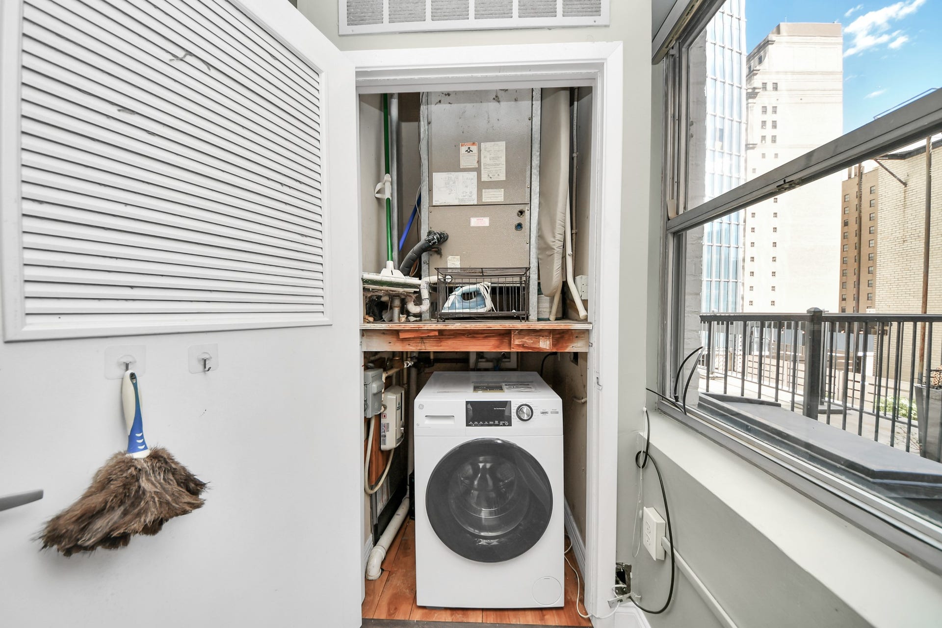 705 Main Street, #610, Houston, TX 77002 Washer/dryer within the unit.