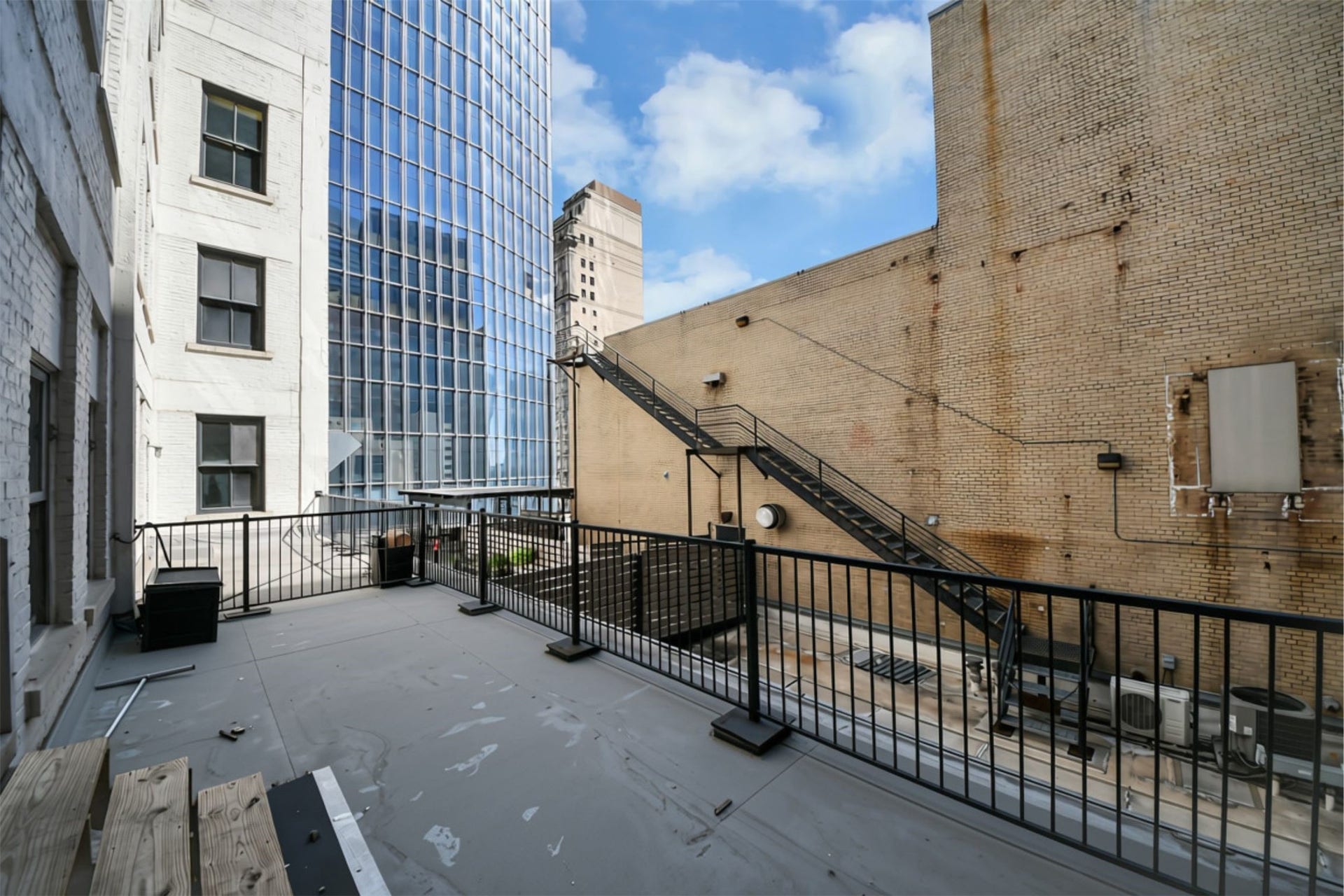 705 Main Street, #610, Houston, TX 77002 Private terrace for this unit.