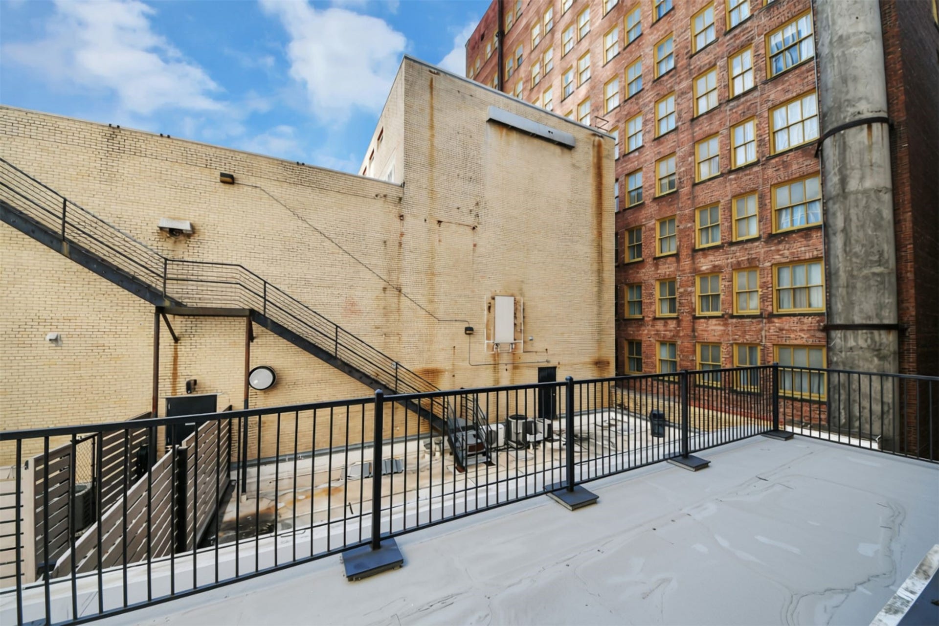 705 Main Street, #610, Houston, TX 77002 Private terrace for this unit.