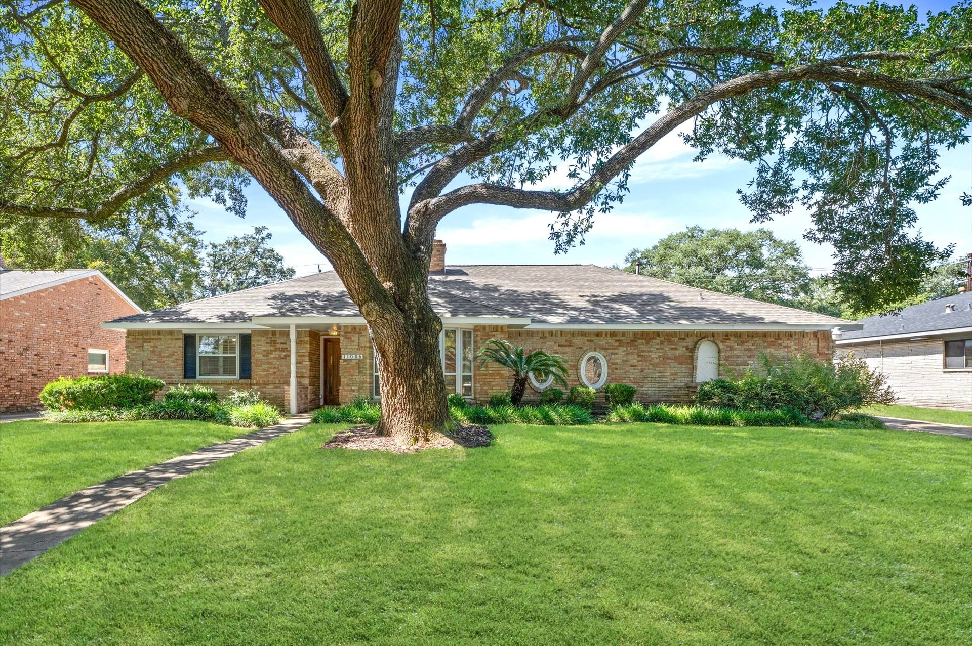 11006 Ashcroft Drive, Houston, TX 77096 Introducing 11006 Ashcroft, traditional one story in the Meyerland area.