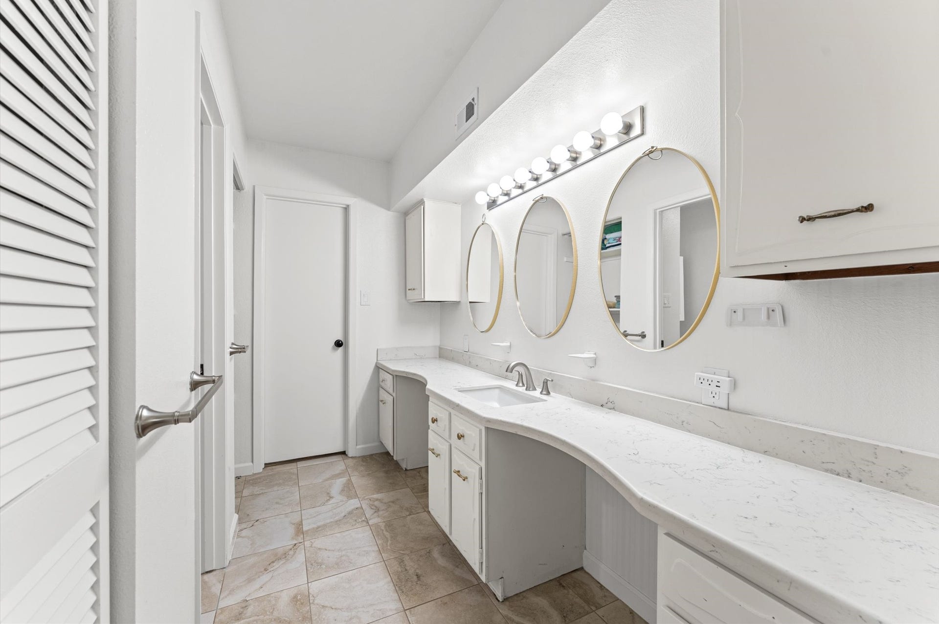 11006 Ashcroft Drive, Houston, TX 77096 Large Bathroom dedicated to secondary bedrooms