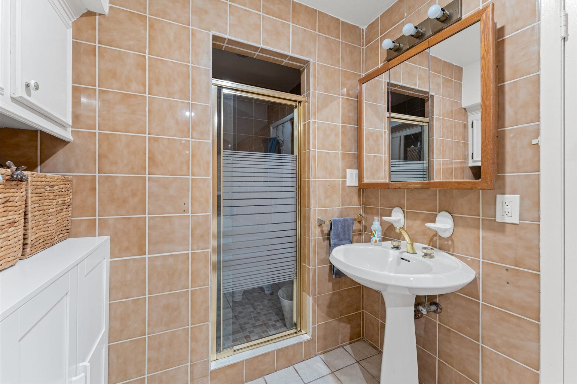 11006 Ashcroft Drive, Houston, TX 77096 Oversized shower and plenty of cabinet space.