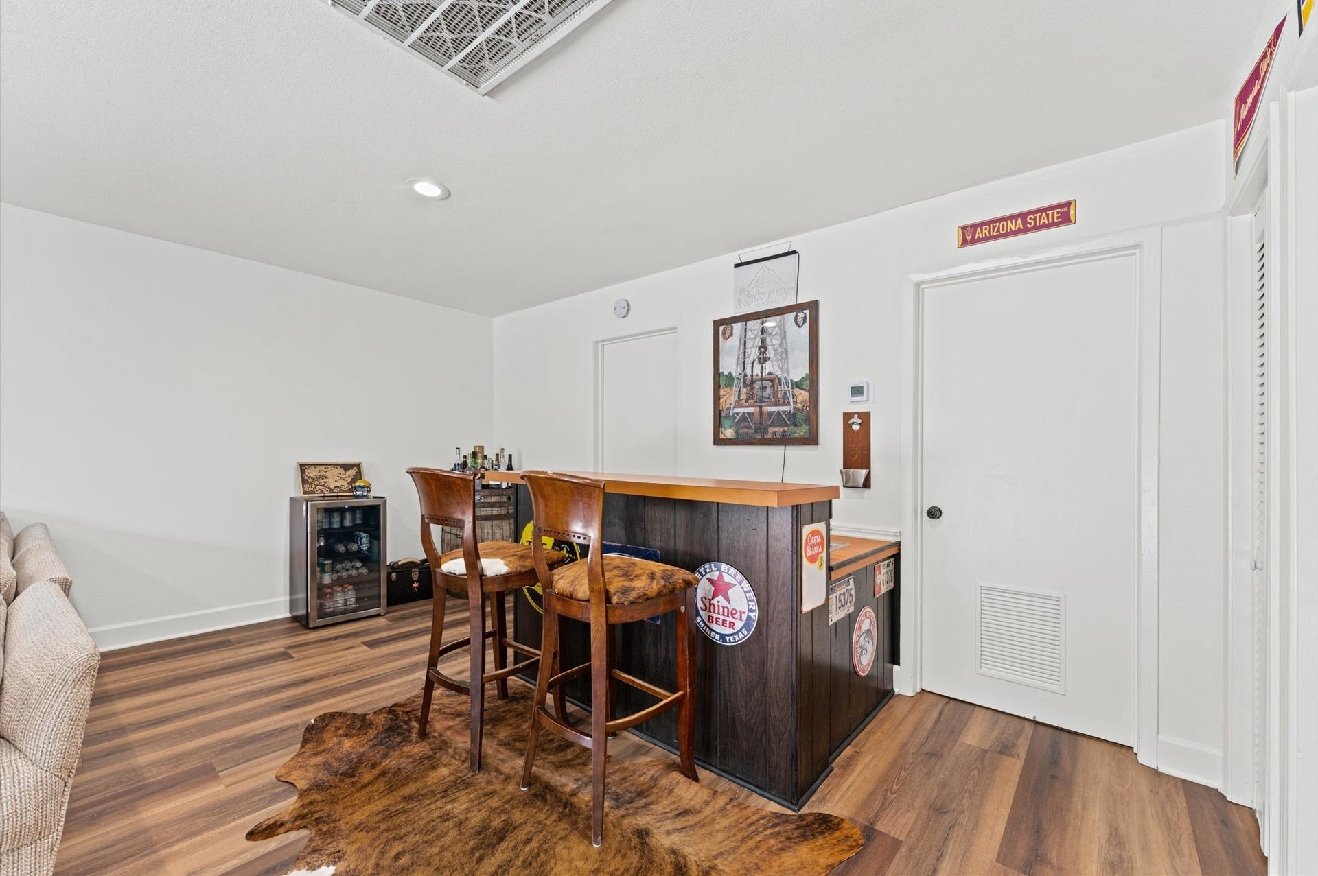 11006 Ashcroft Drive, Houston, TX 77096 Guest quarters bar area. Has a sink and space for mini appliances.