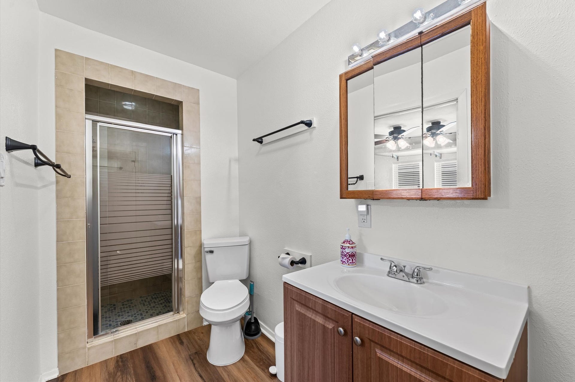 11006 Ashcroft Drive, Houston, TX 77096 Full sized bathroom on the guest quarters