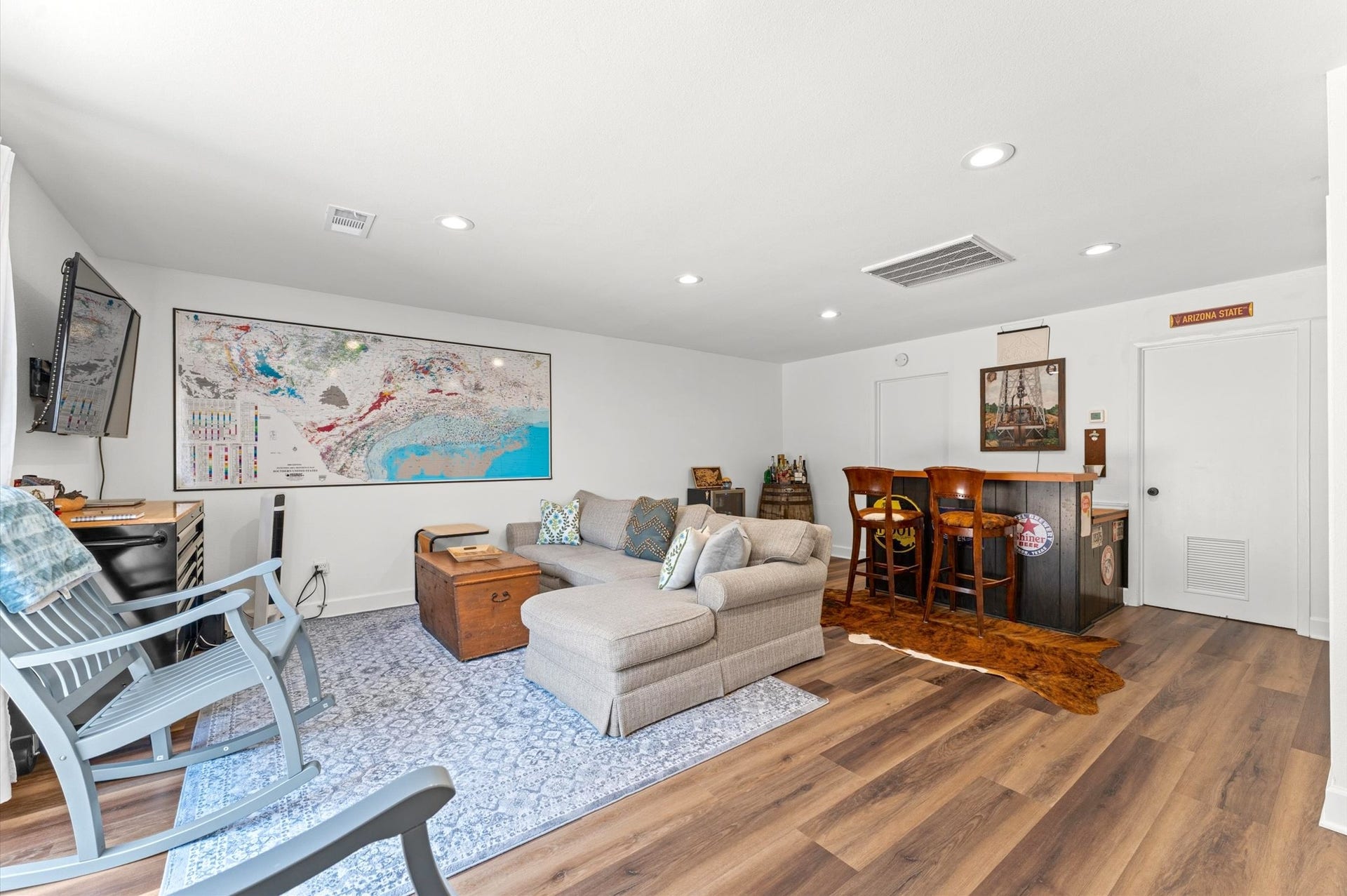 11006 Ashcroft Drive, Houston, TX 77096 Tucked away is a guest quarters with living, bar/kitchenette, bedroom and bath