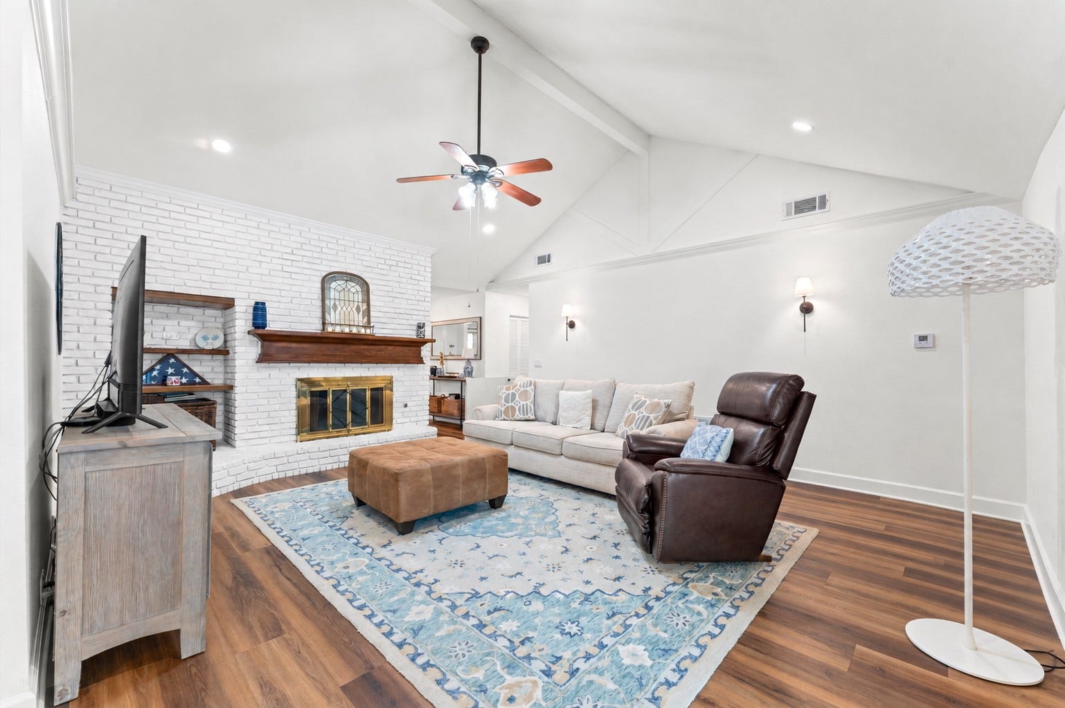 11006 Ashcroft Drive, Houston, TX 77096 Large family area with vaulted ceilings.