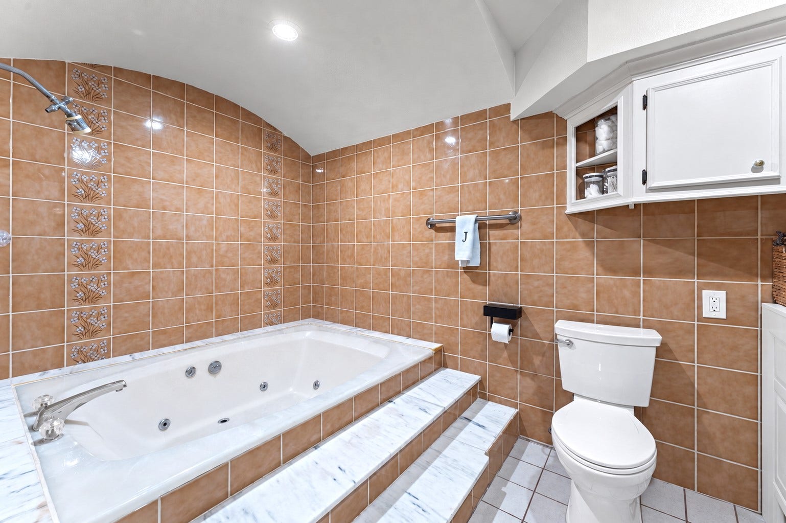 11006 Ashcroft Drive, Houston, TX 77096 A huge soaking tub in the primary bathroom.