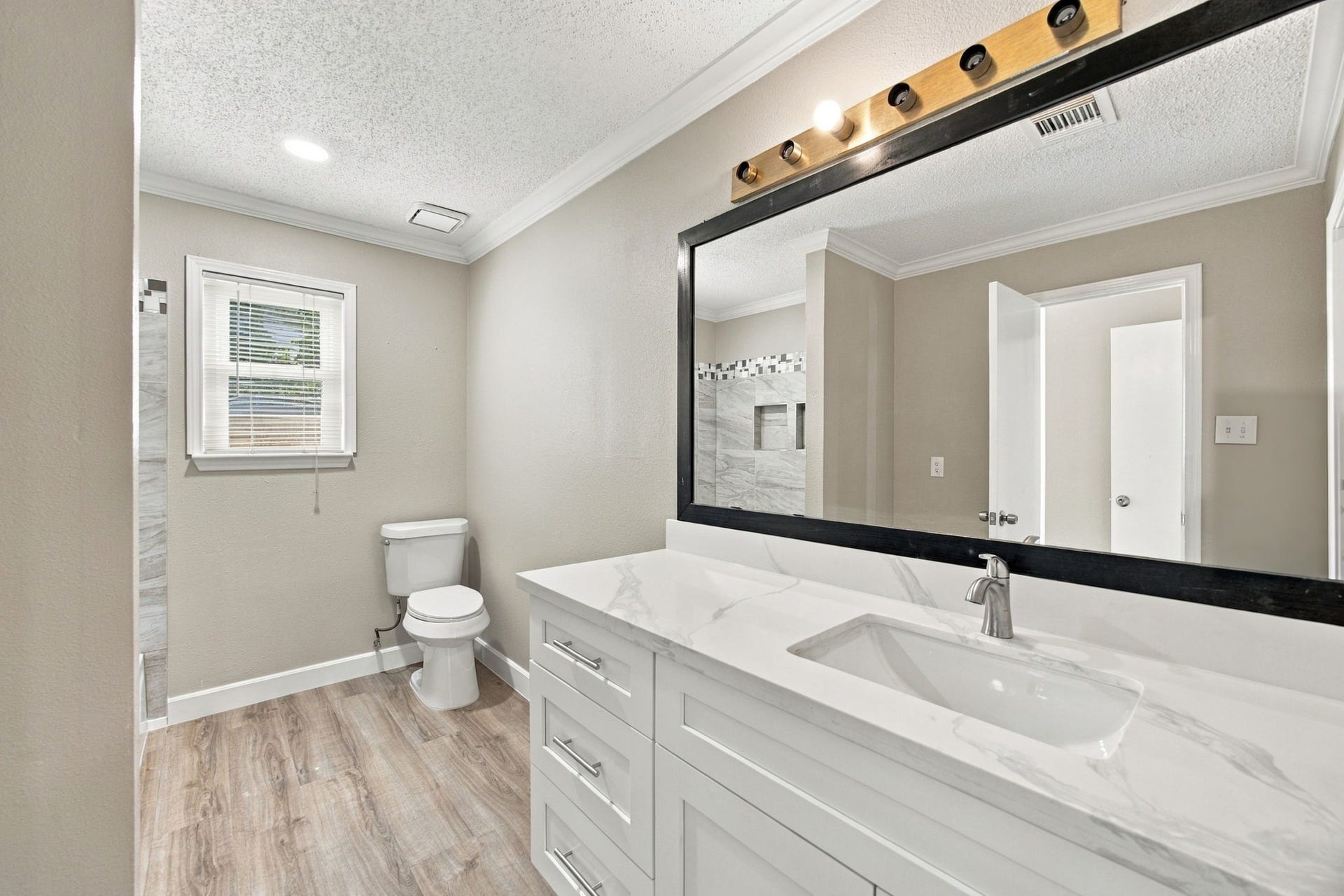 Master en-suite bathroom