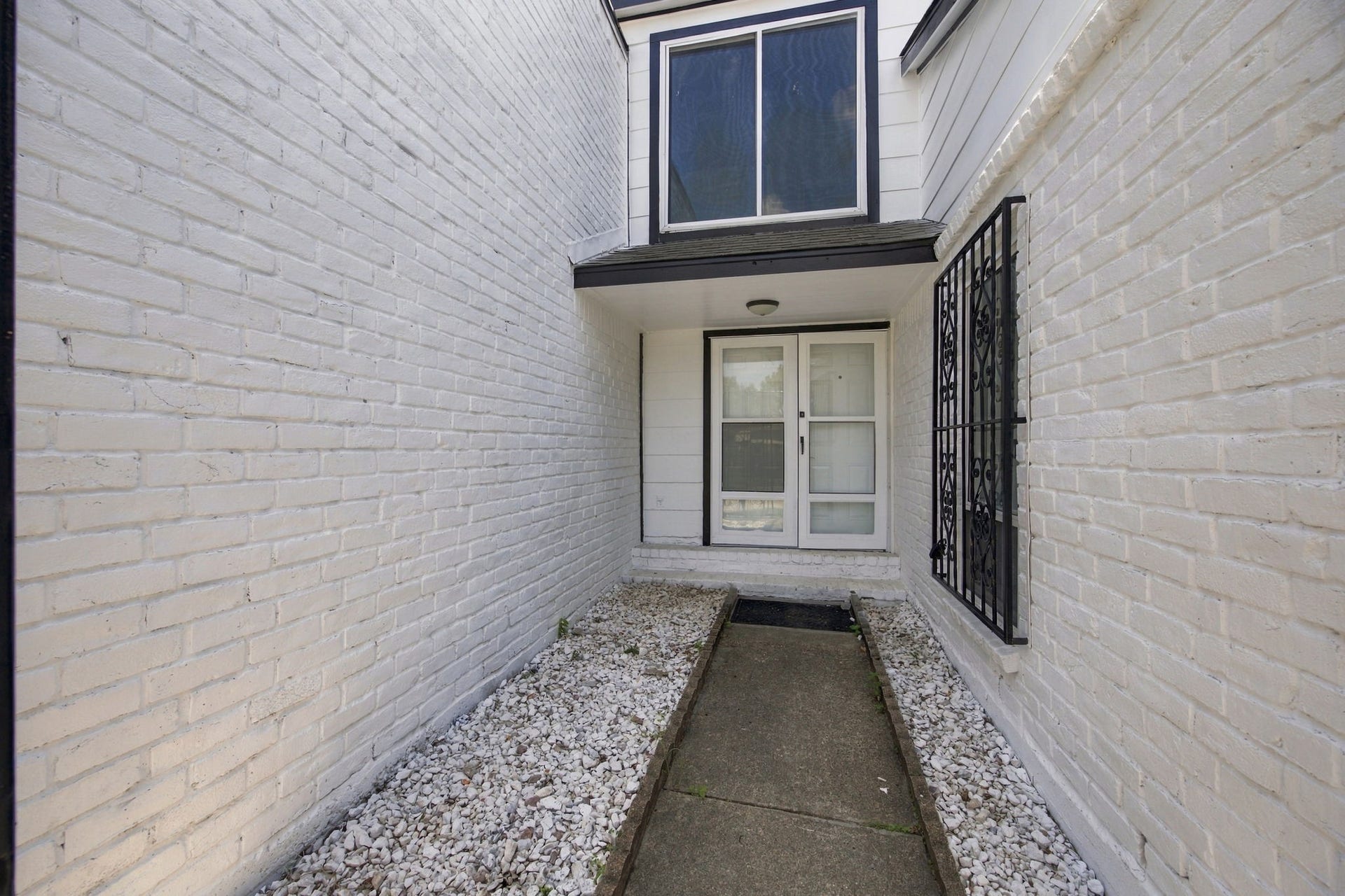 Long outside foyer to the front door.