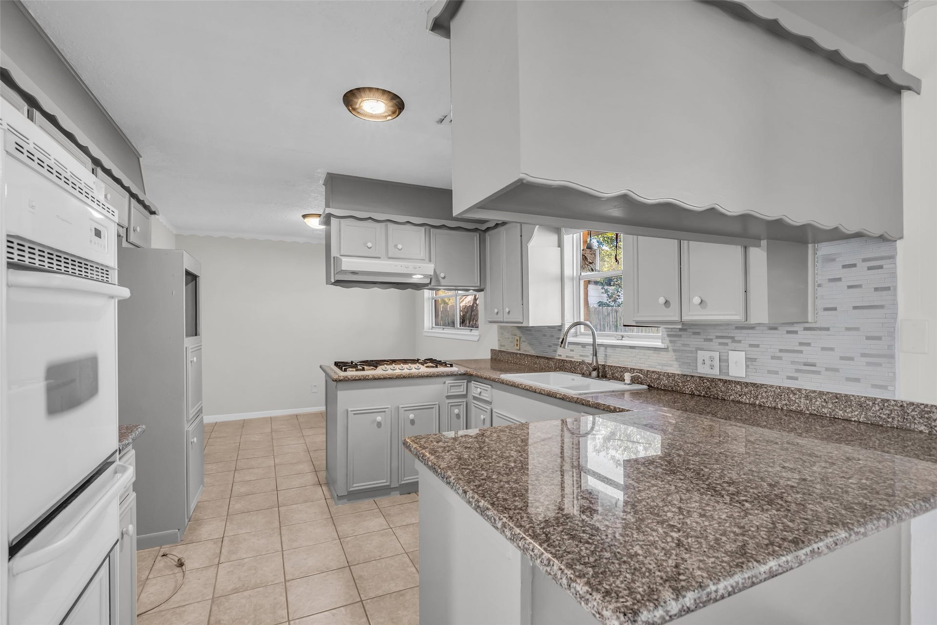 2808 Burke Road, Pasadena, TX 77502 Move in ready updated kitchen.